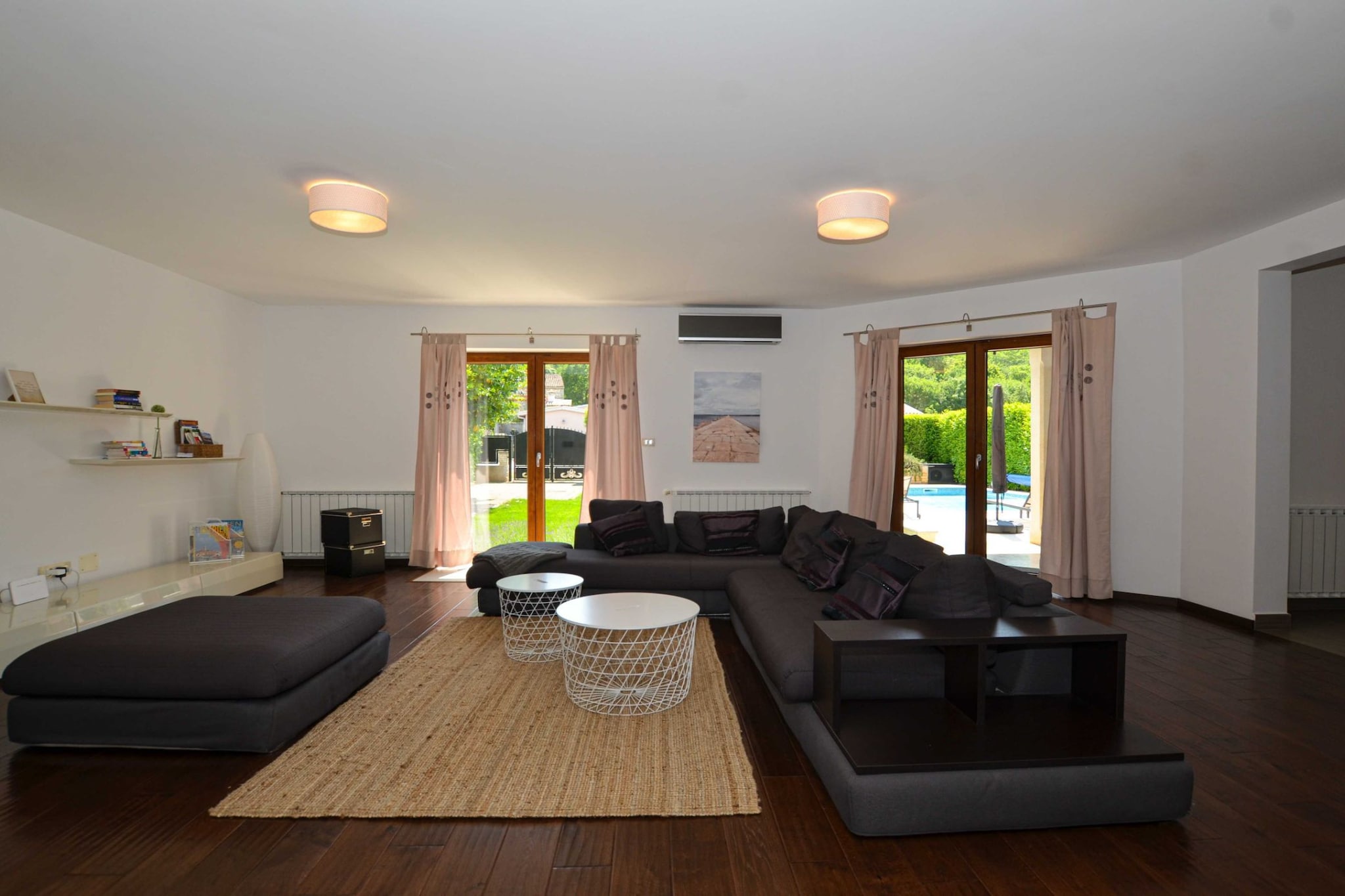 Sophisticated and Chic Villa with Pool - Four Bedroom Villa with Pool-Salon