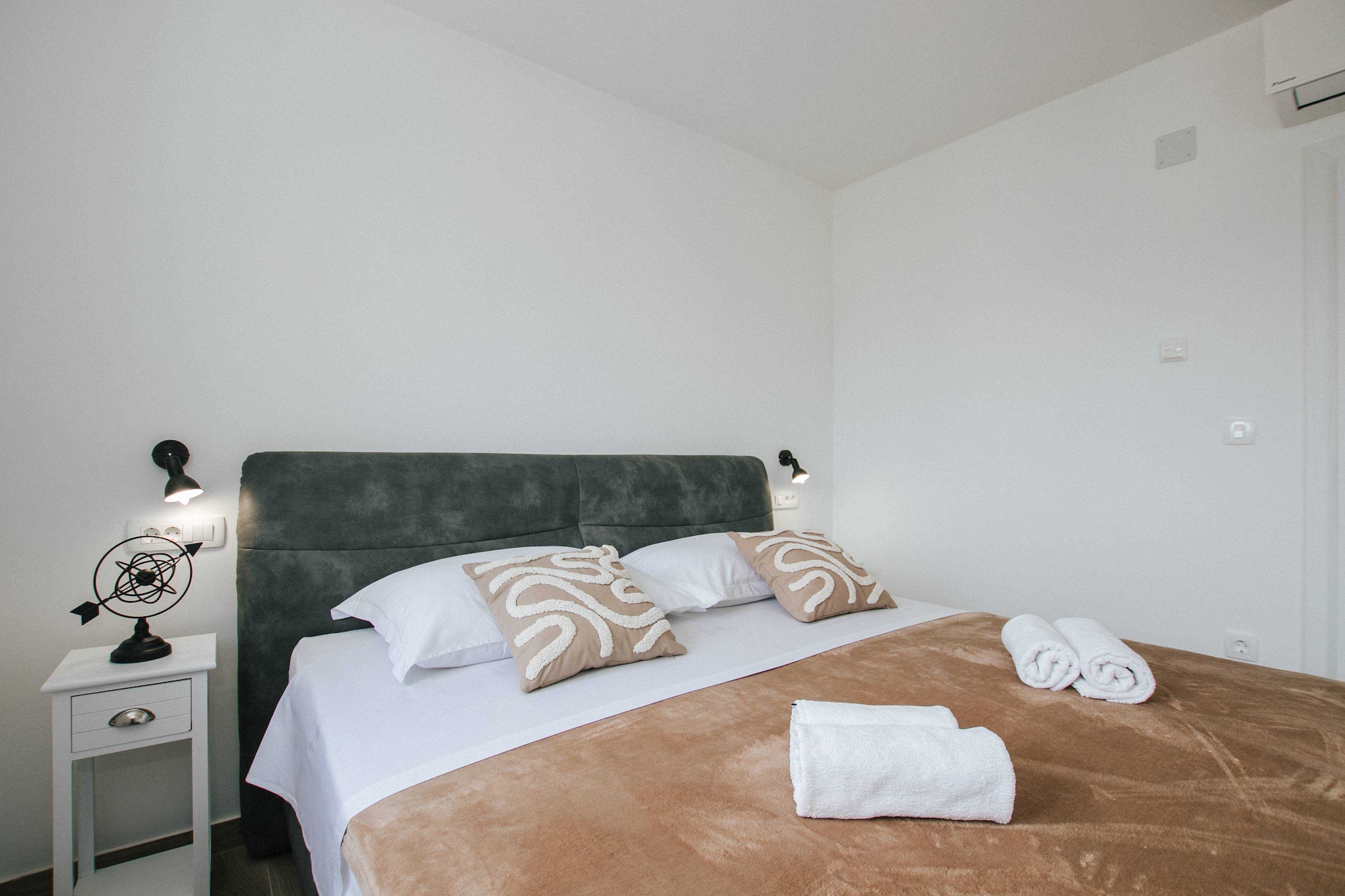 Spacious Luxury Trogir Apartments - Classic Two Bedroom Apartment (Coral)-Schlafzimmer