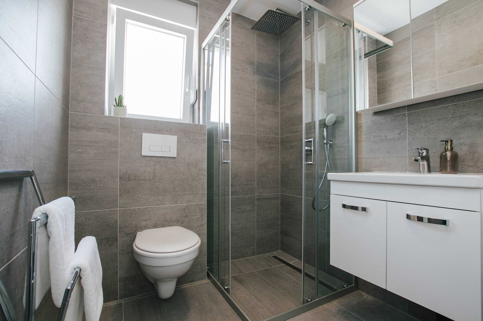 Spacious Luxury Trogir Apartments - Classic Two Bedroom Apartment (Coral)-Badezimmer