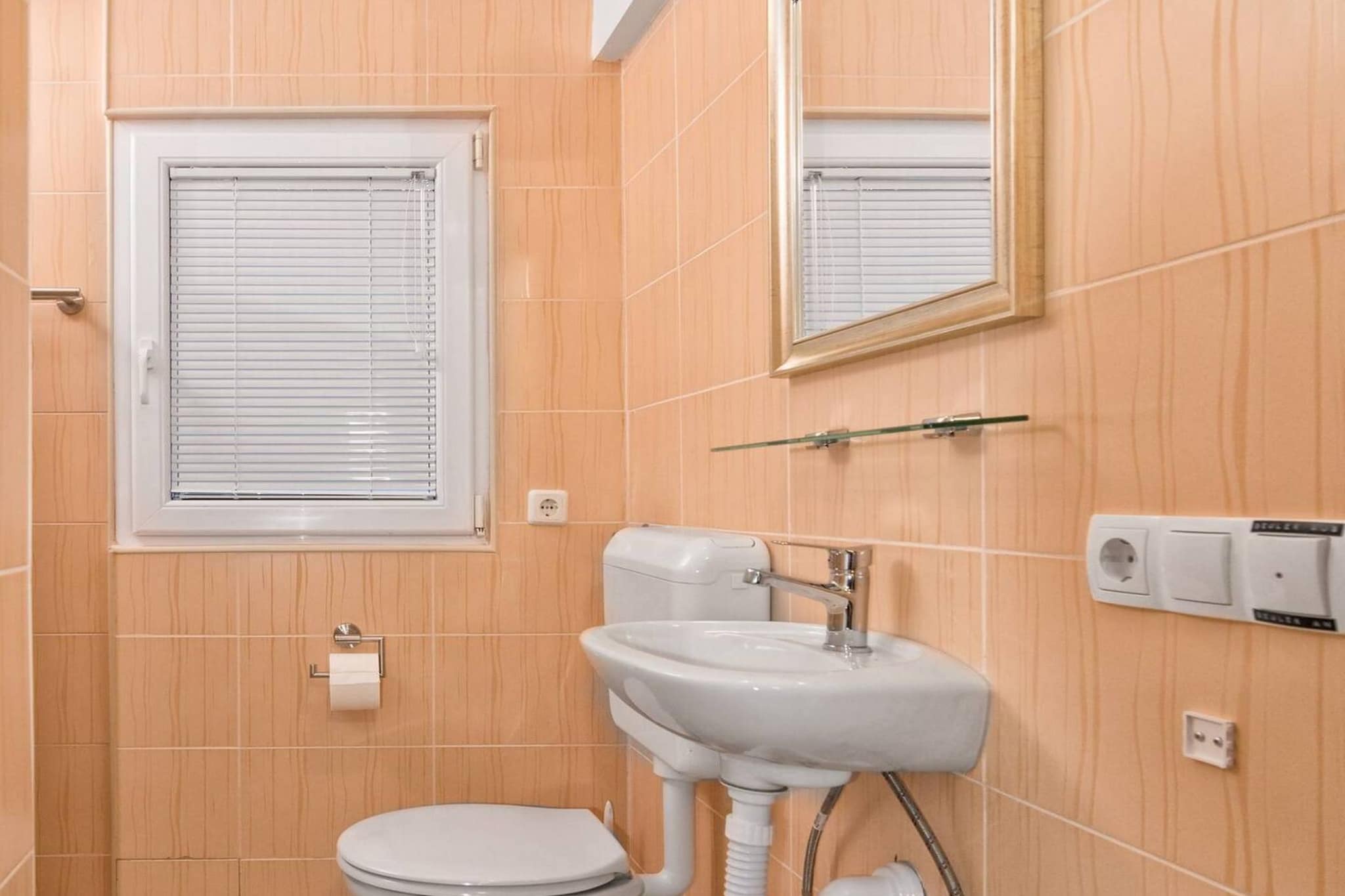 Hidden Gem Holiday Home with Pool in Kastel Stafilic - Two Bedroom Holiday Home with Pool-Salle de bain