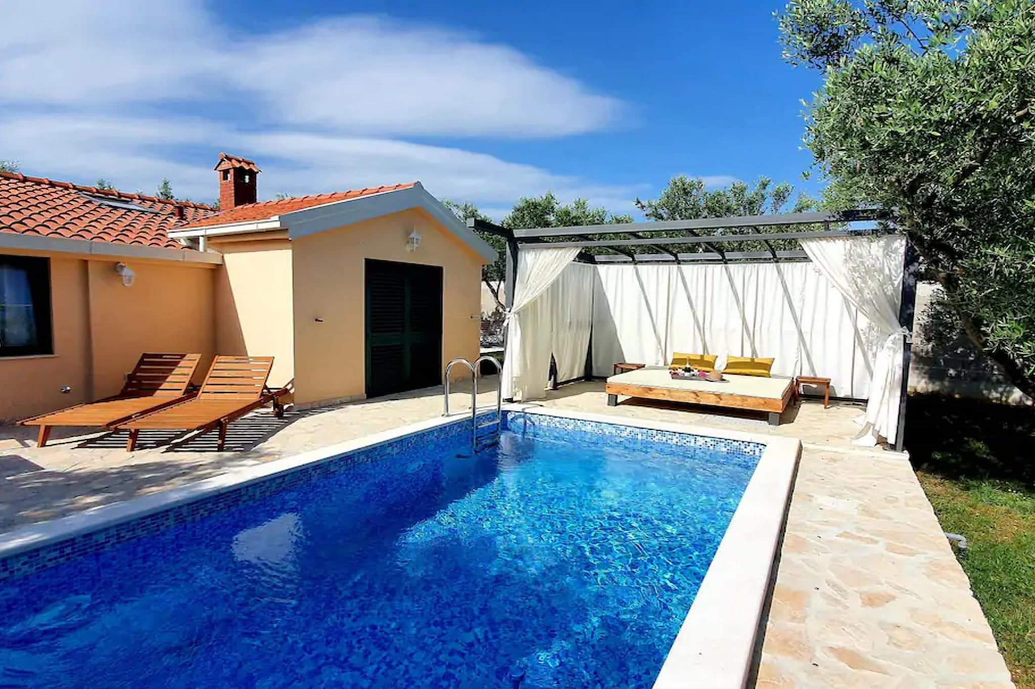 Hidden Gem Holiday Home with Pool in Kastel Stafilic - Two Bedroom Holiday Home with Pool-Piscine