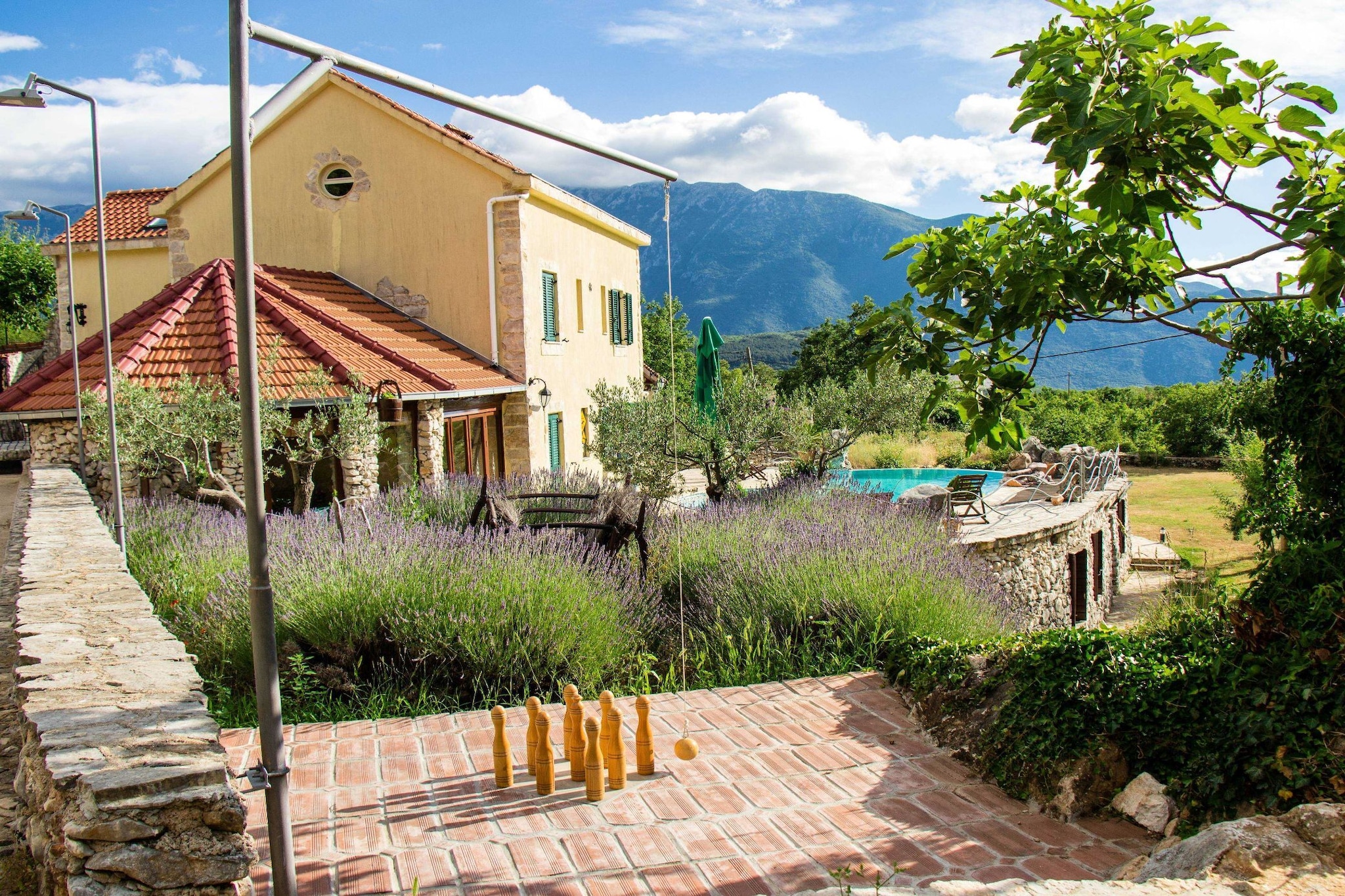 Authentic Dalmatian Hillside Escape with Pool, Sauna & BBQ - Seven Bedroom Holiday Home-Extérieur