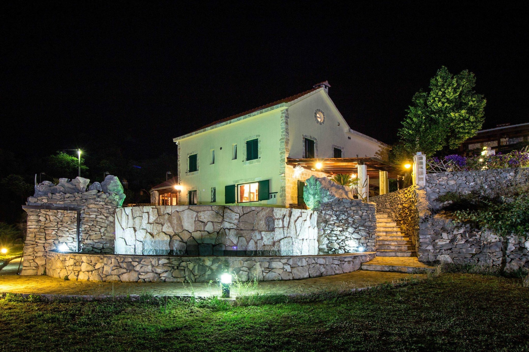 Authentic Dalmatian Hillside Escape with Pool, Sauna & BBQ - Seven Bedroom Holiday Home