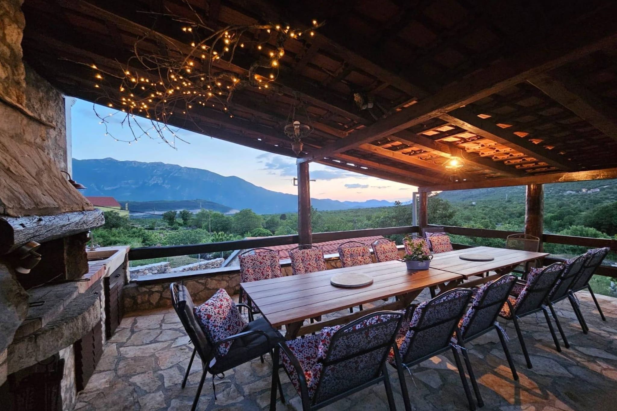 Authentic Dalmatian Hillside Escape with Pool, Sauna & BBQ - Seven Bedroom Holiday Home-Salle à manger