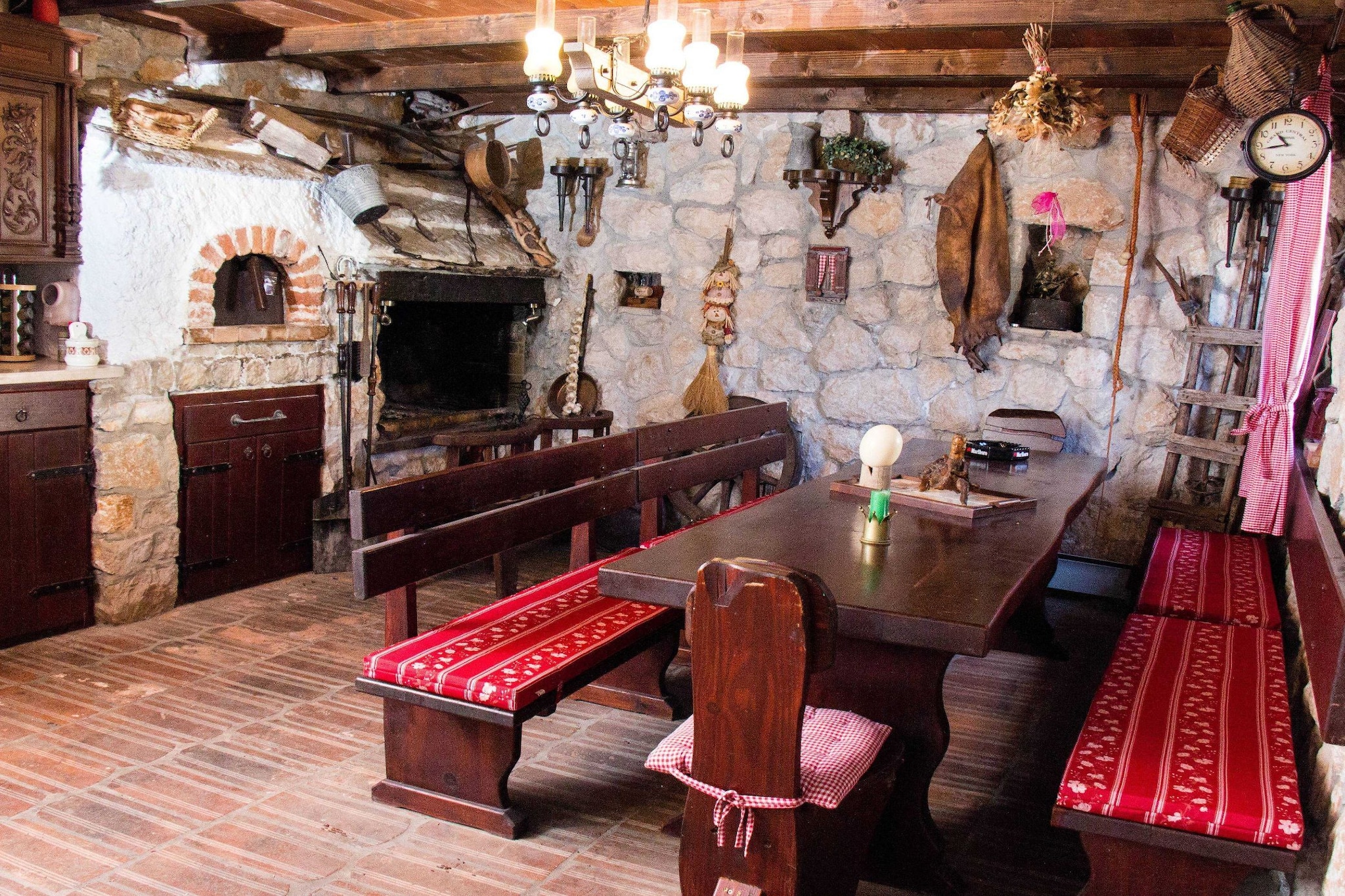 Authentic Dalmatian Hillside Escape with Pool, Sauna & BBQ - Seven Bedroom Holiday Home-Salle à manger