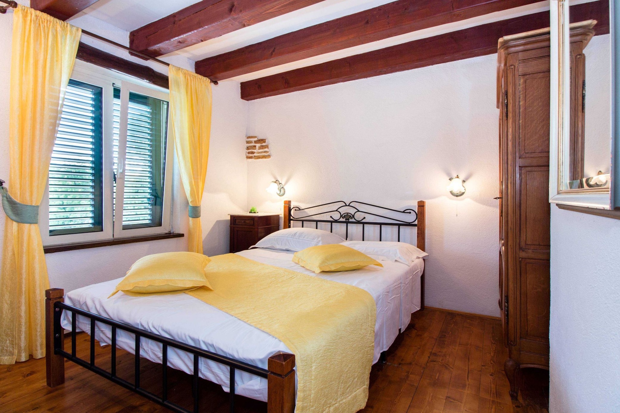 Authentic Dalmatian Hillside Escape with Pool, Sauna & BBQ - Seven Bedroom Holiday Home-Chambre