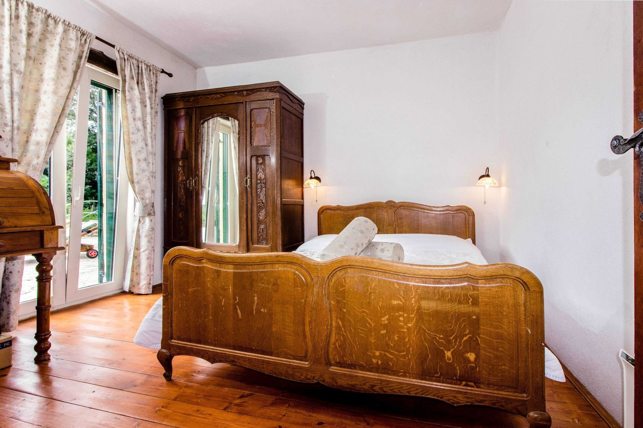 Authentic Dalmatian Hillside Escape with Pool, Sauna & BBQ - Seven Bedroom Holiday Home-Chambre