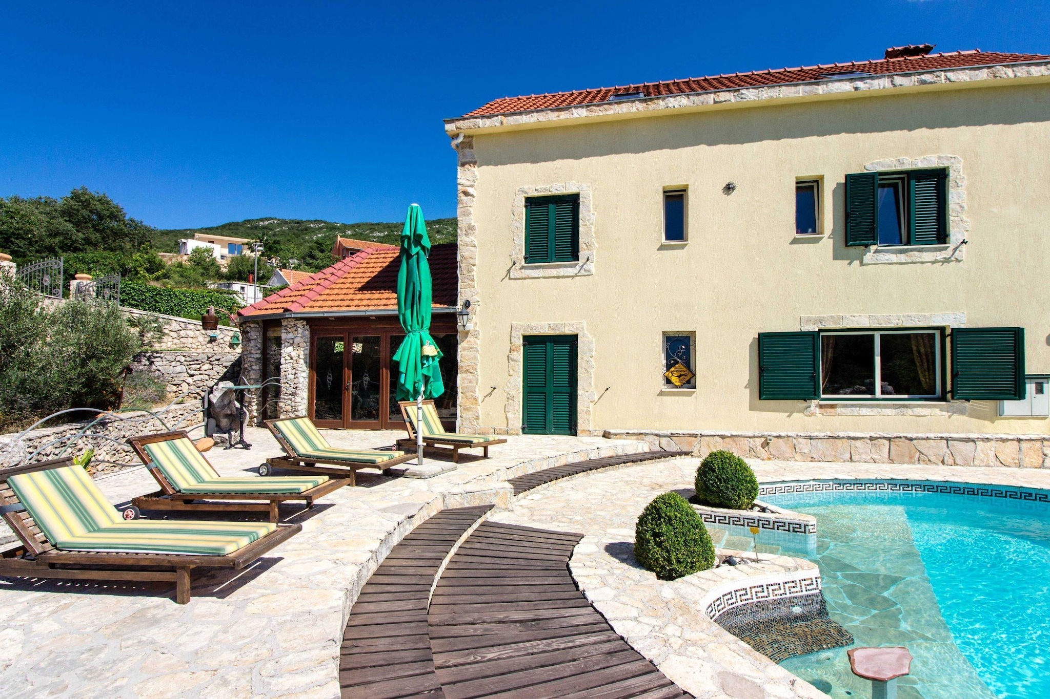 Authentic Dalmatian Hillside Escape with Pool, Sauna & BBQ - Seven Bedroom Holiday Home-Piscine