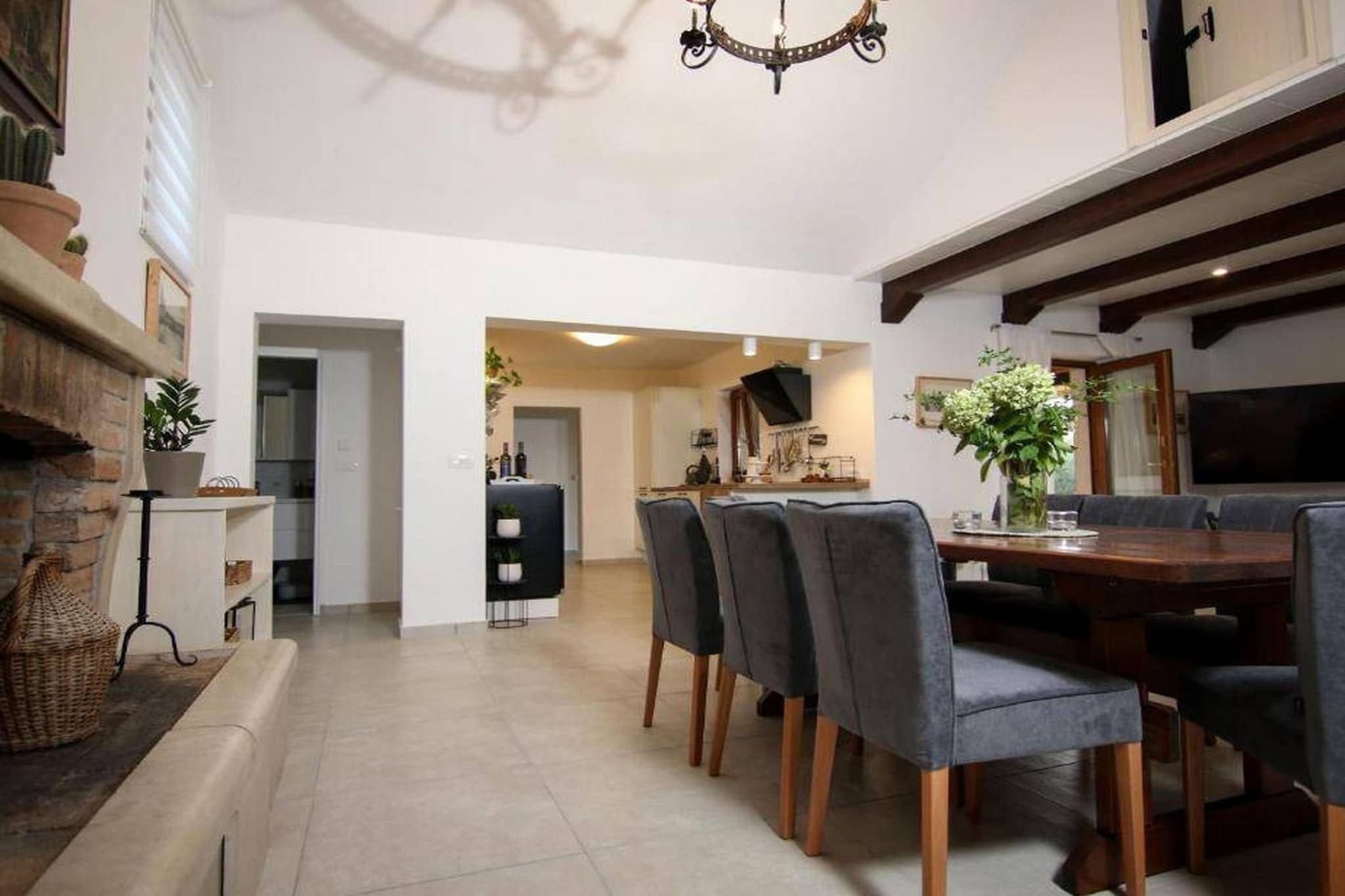 Secluded Oasis with Pool, Outdoor Kitchen, & Landscaped Terraces - Three Bedroom Villa-Esszimmer