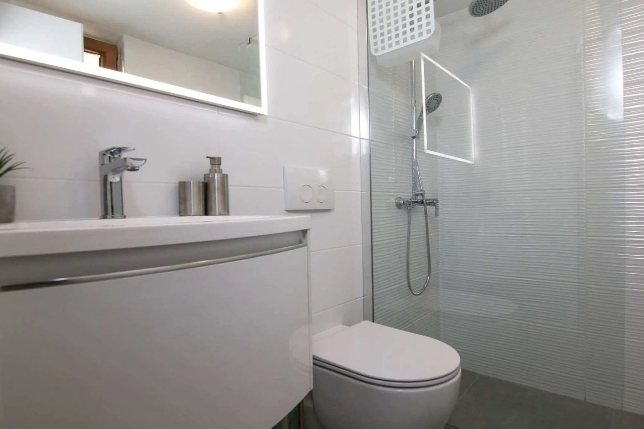 Secluded Oasis with Pool, Outdoor Kitchen, & Landscaped Terraces - Three Bedroom Villa-Badezimmer