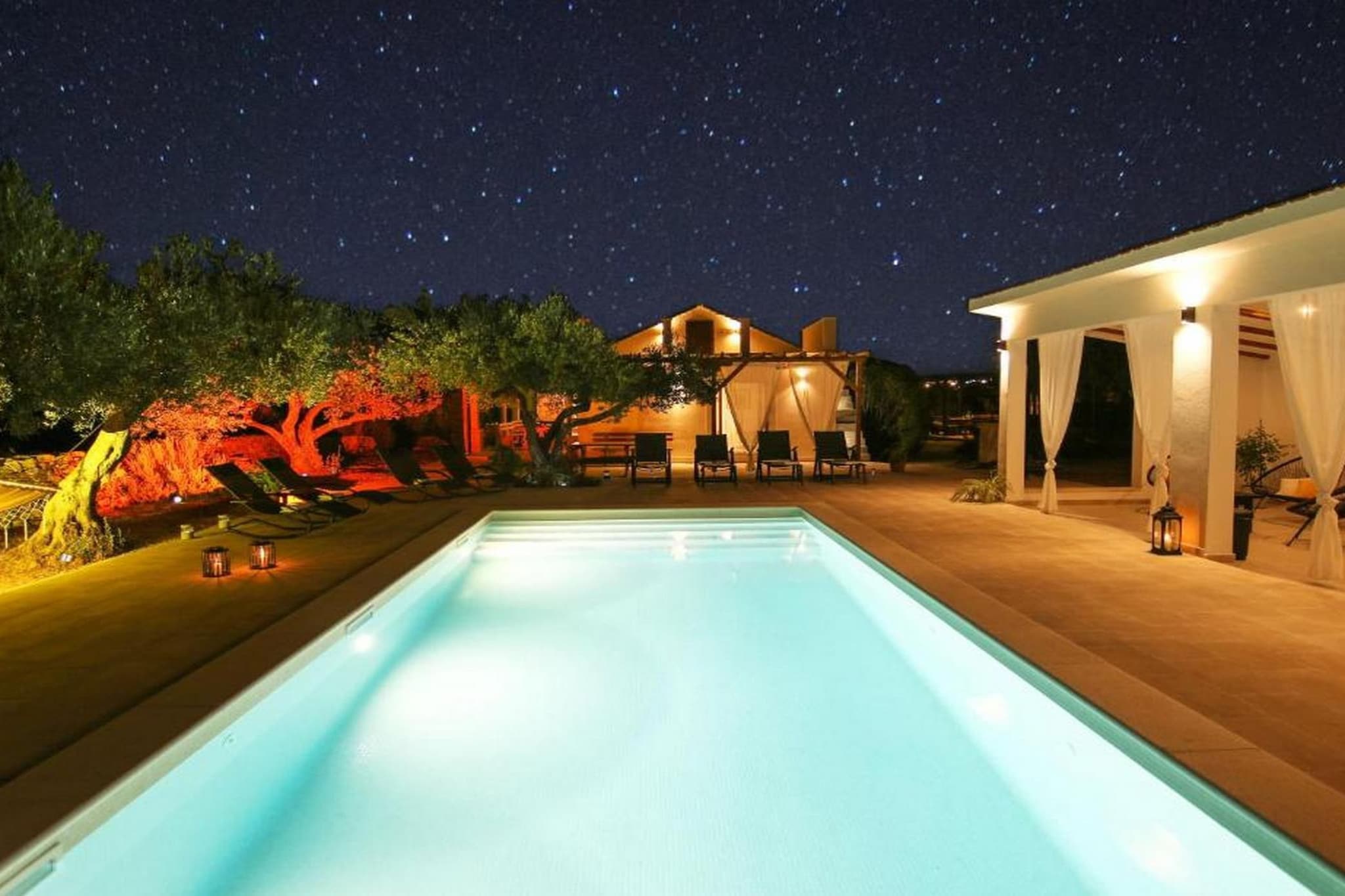 Secluded Oasis with Pool, Outdoor Kitchen, & Landscaped Terraces - Three Bedroom Villa-Schwimmbad
