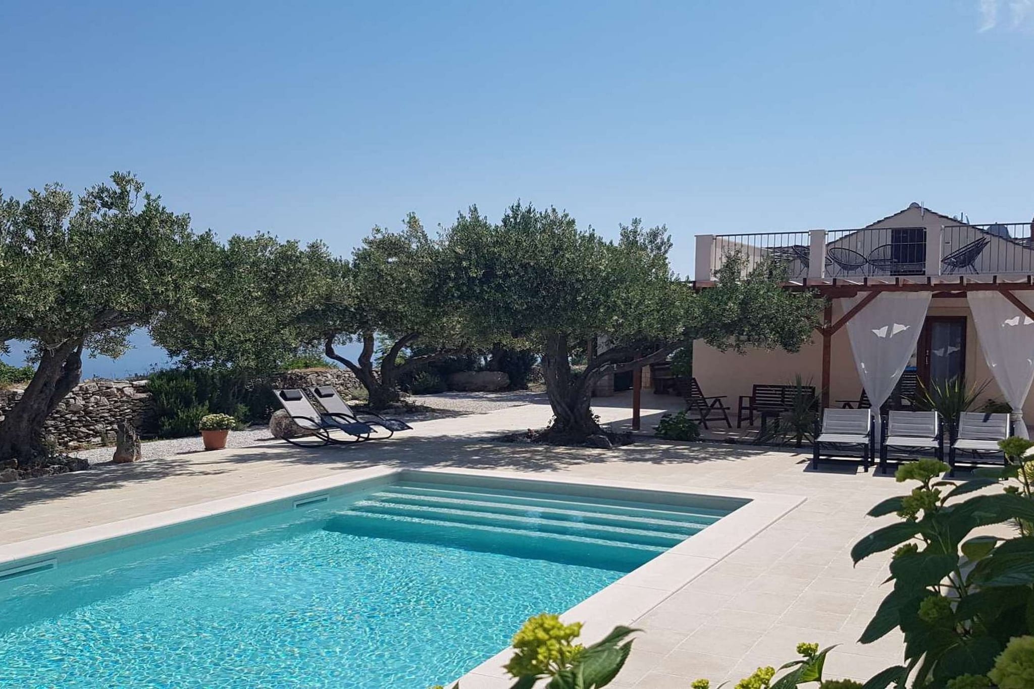 Secluded Oasis with Pool, Outdoor Kitchen, & Landscaped Terraces - Three Bedroom Villa-Schwimmbad