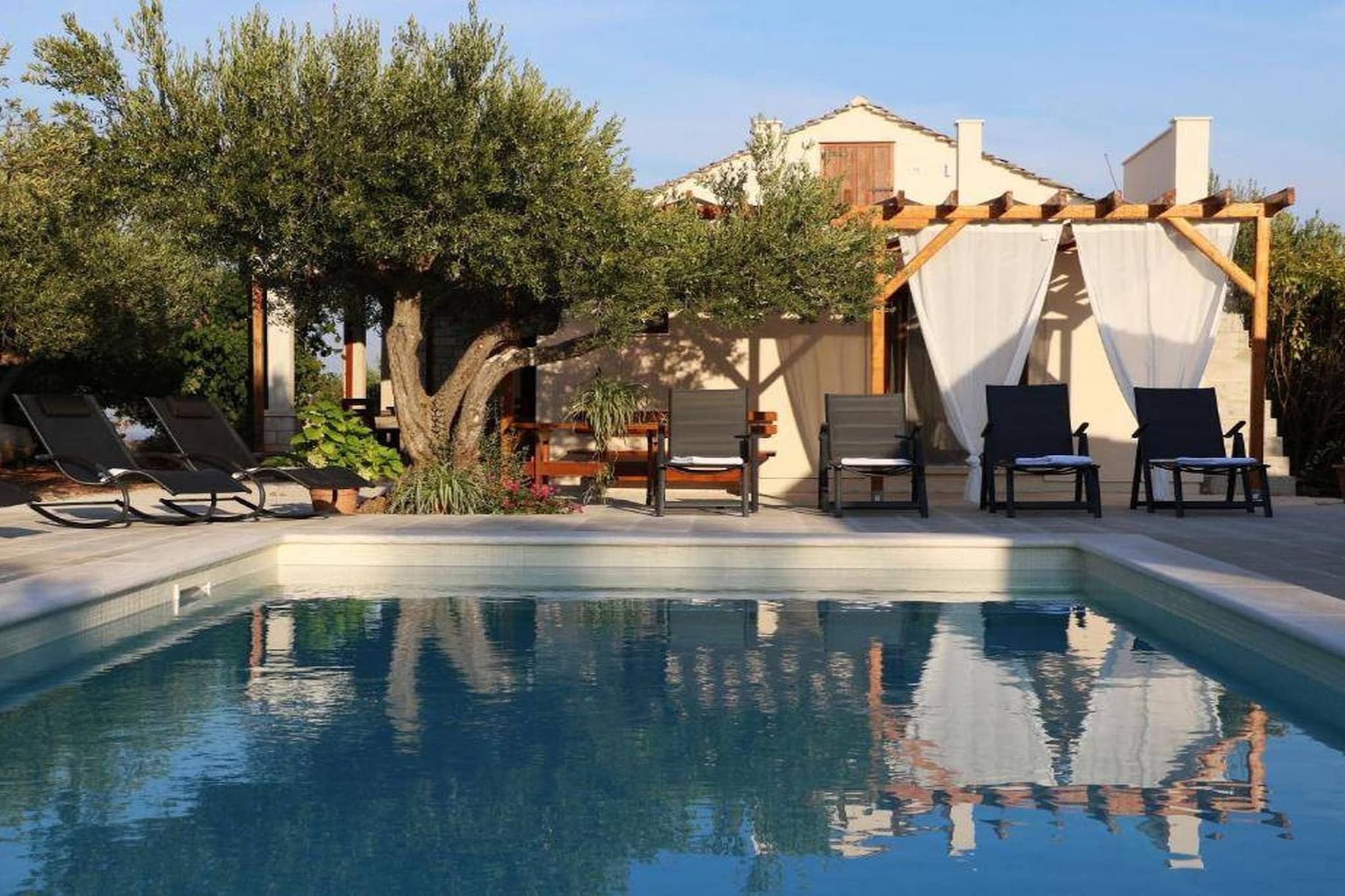 Secluded Oasis with Pool, Outdoor Kitchen, & Landscaped Terraces - Three Bedroom Villa-Schwimmbad