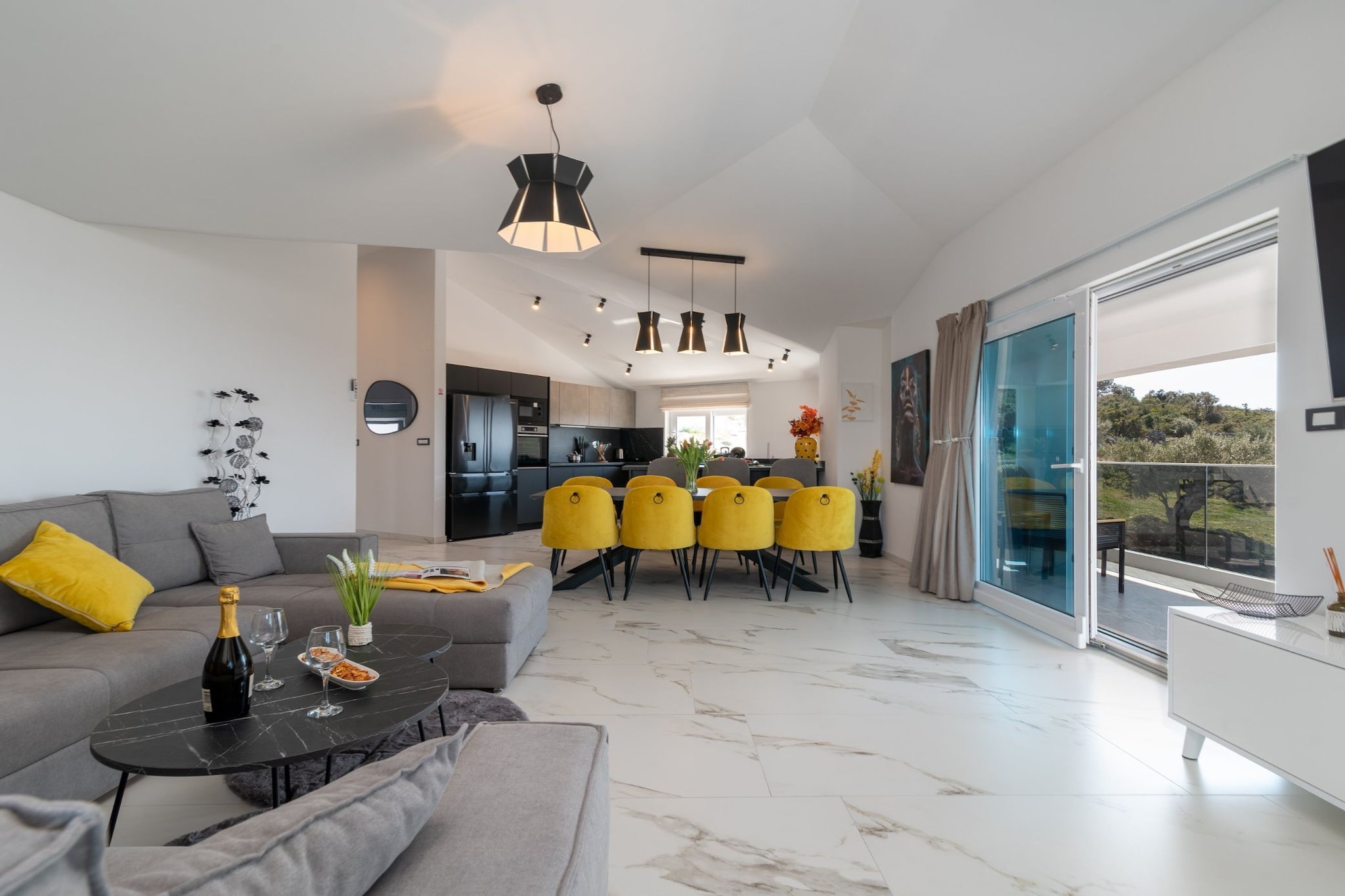Luminous Infinity Villa with Pool and Gym - Six Bedroom Villa with Pool-Eetkamer