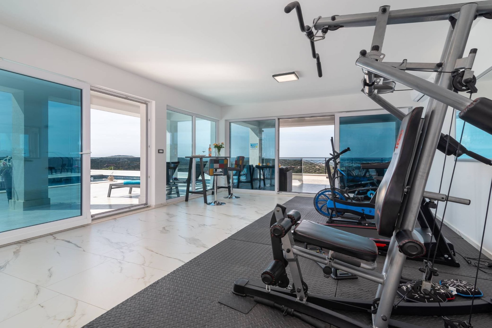 Luminous Infinity Villa with Pool and Gym - Six Bedroom Villa with Pool-Sportzaal