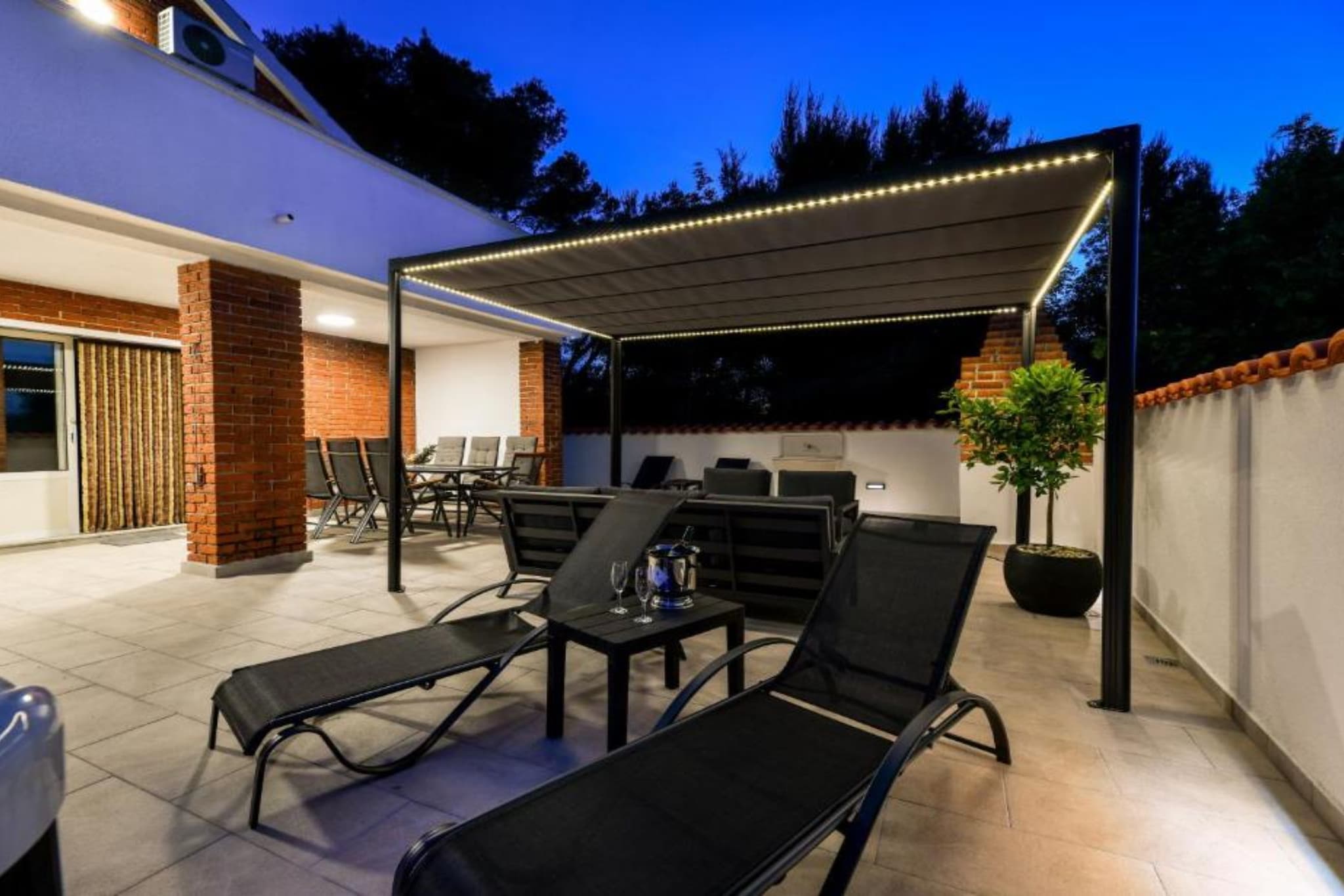 Four Bedroom Villa With Hot Tub-Buitenlucht