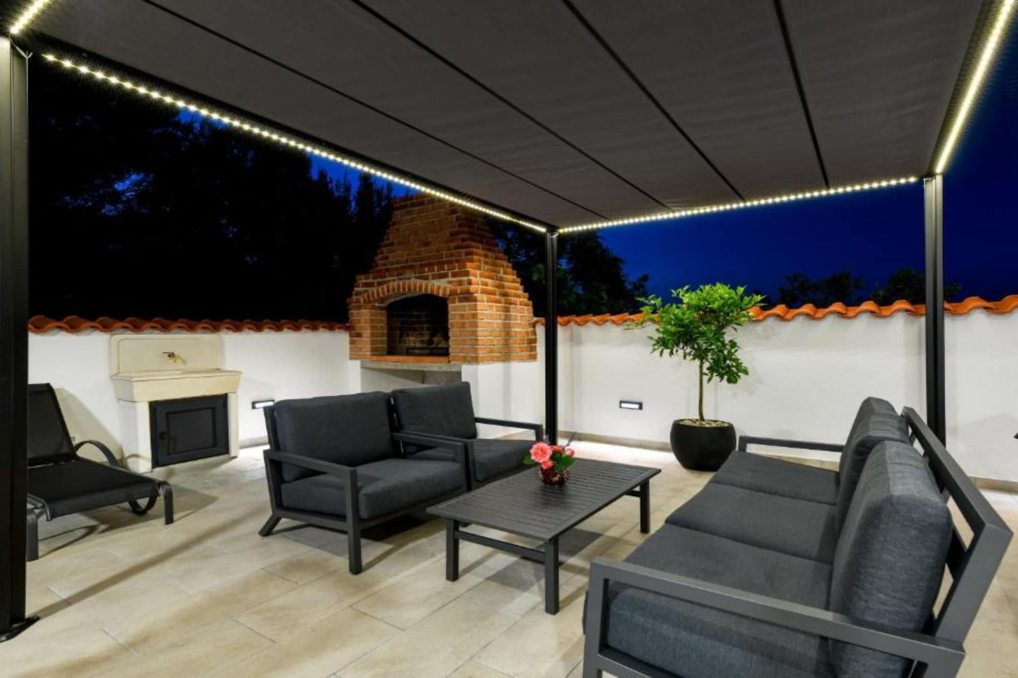 Four Bedroom Villa With Hot Tub-Buitenlucht