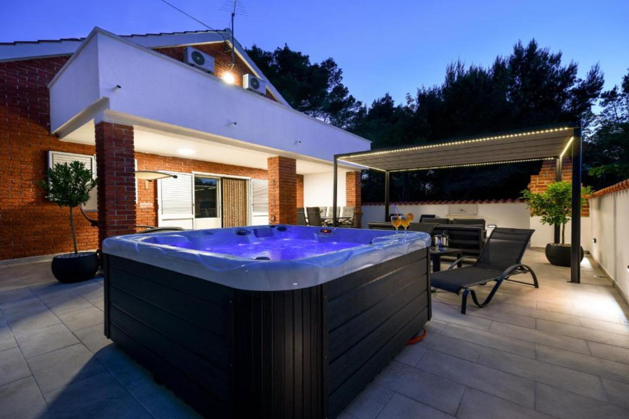 Four Bedroom Villa With Hot Tub-Spa