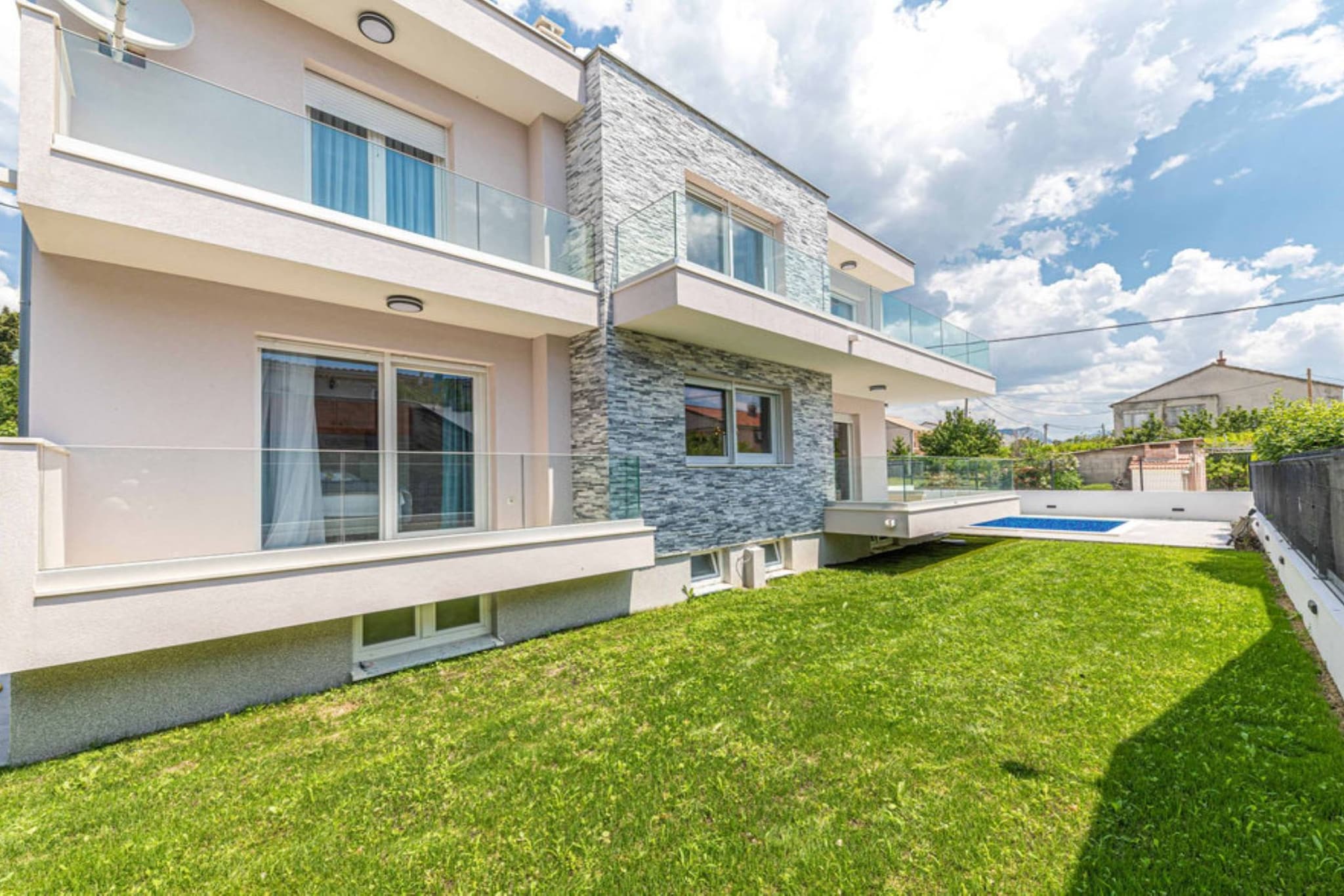 Expansive Retreat with Private Pool & BBQ, Near the Beach - Six Bedroom Villa-Extérieur