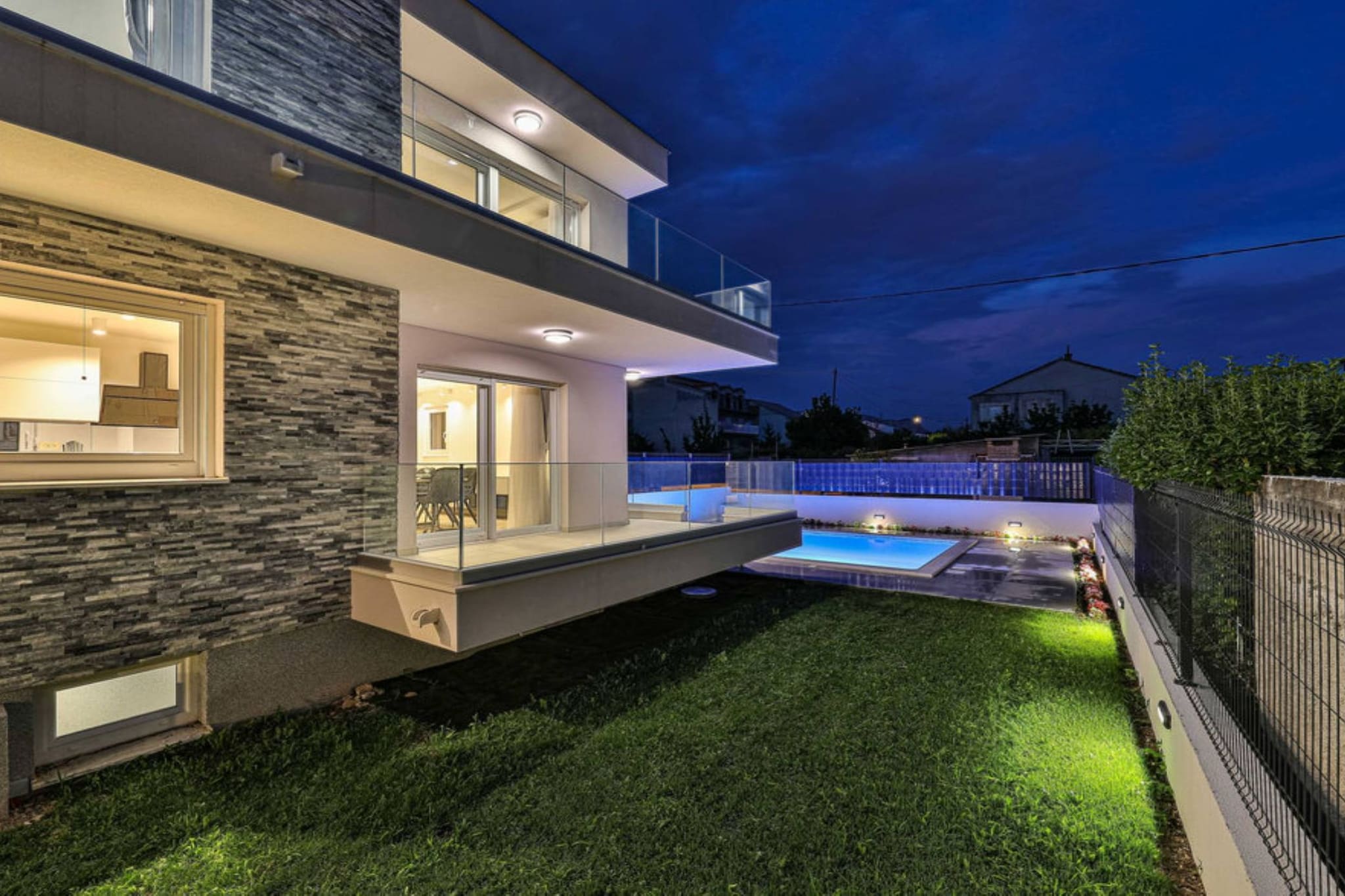 Expansive Retreat with Private Pool & BBQ, Near the Beach - Six Bedroom Villa-Extérieur