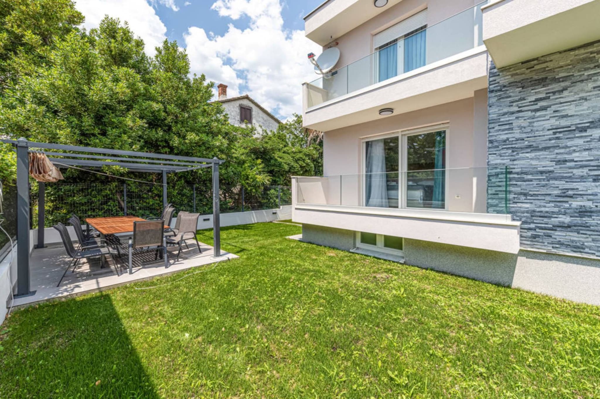 Expansive Retreat with Private Pool & BBQ, Near the Beach - Six Bedroom Villa-Extérieur