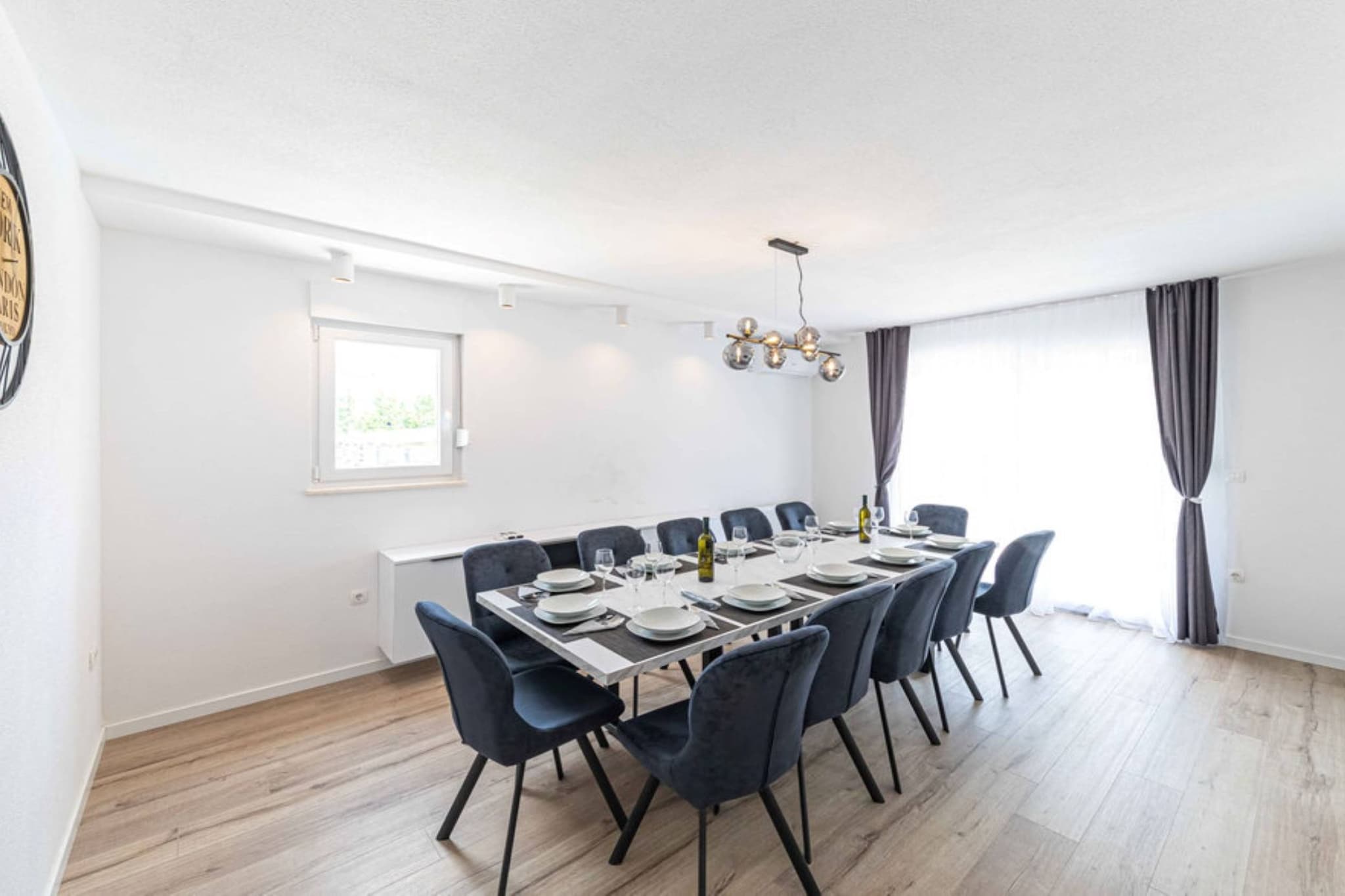 Expansive Retreat with Private Pool & BBQ, Near the Beach - Six Bedroom Villa-Salle à manger