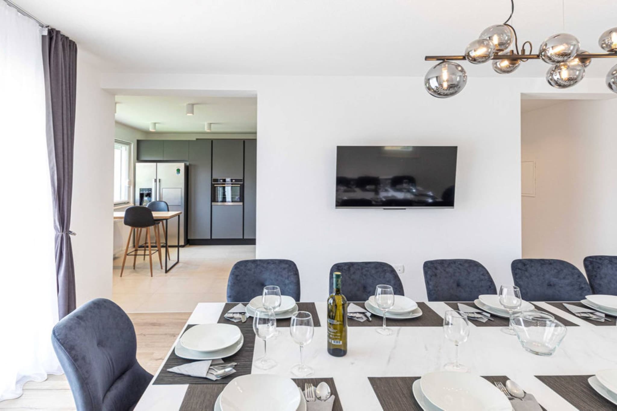 Expansive Retreat with Private Pool & BBQ, Near the Beach - Six Bedroom Villa-Salle à manger