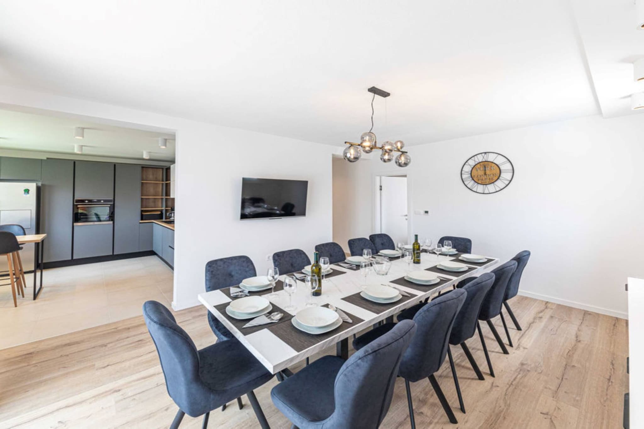 Expansive Retreat with Private Pool & BBQ, Near the Beach - Six Bedroom Villa-Salle à manger