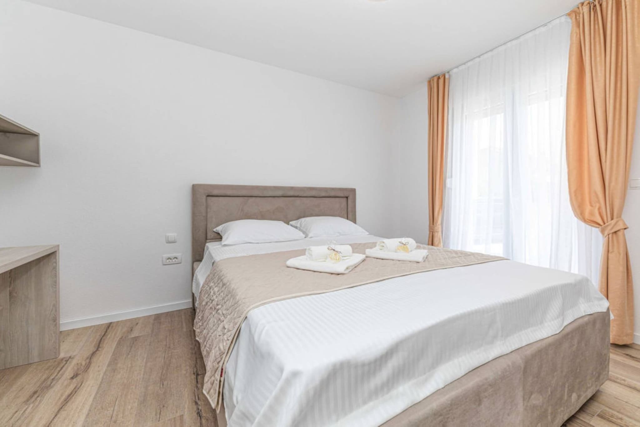 Expansive Retreat with Private Pool & BBQ, Near the Beach - Six Bedroom Villa-Chambre