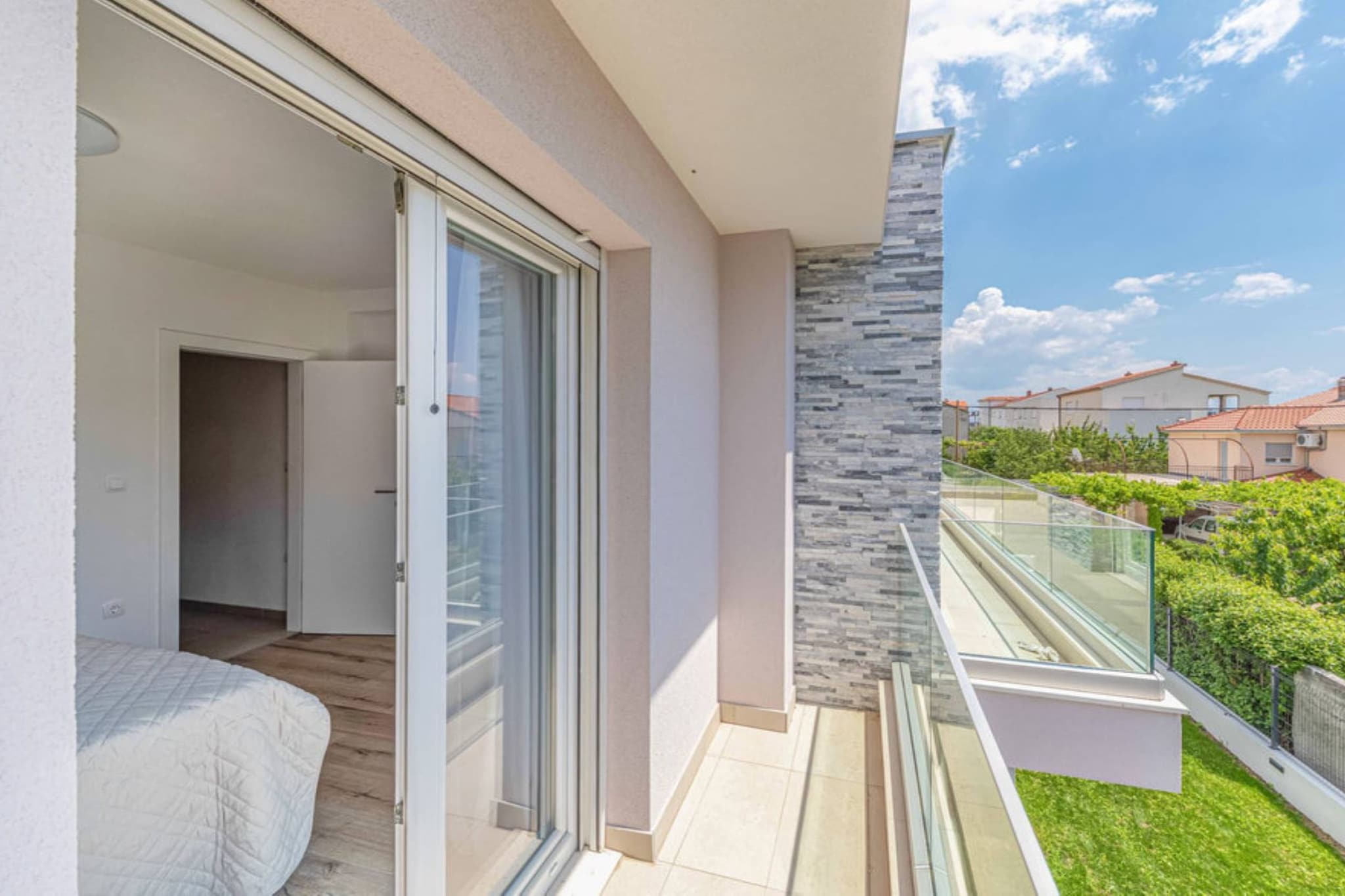 Expansive Retreat with Private Pool & BBQ, Near the Beach - Six Bedroom Villa-Balcon-terrasse