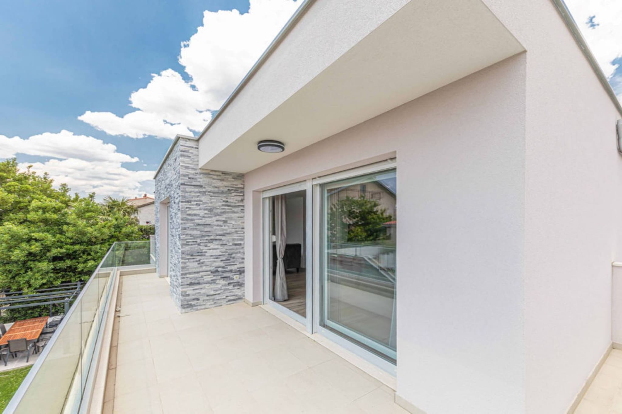Expansive Retreat with Private Pool & BBQ, Near the Beach - Six Bedroom Villa-Balcon-terrasse