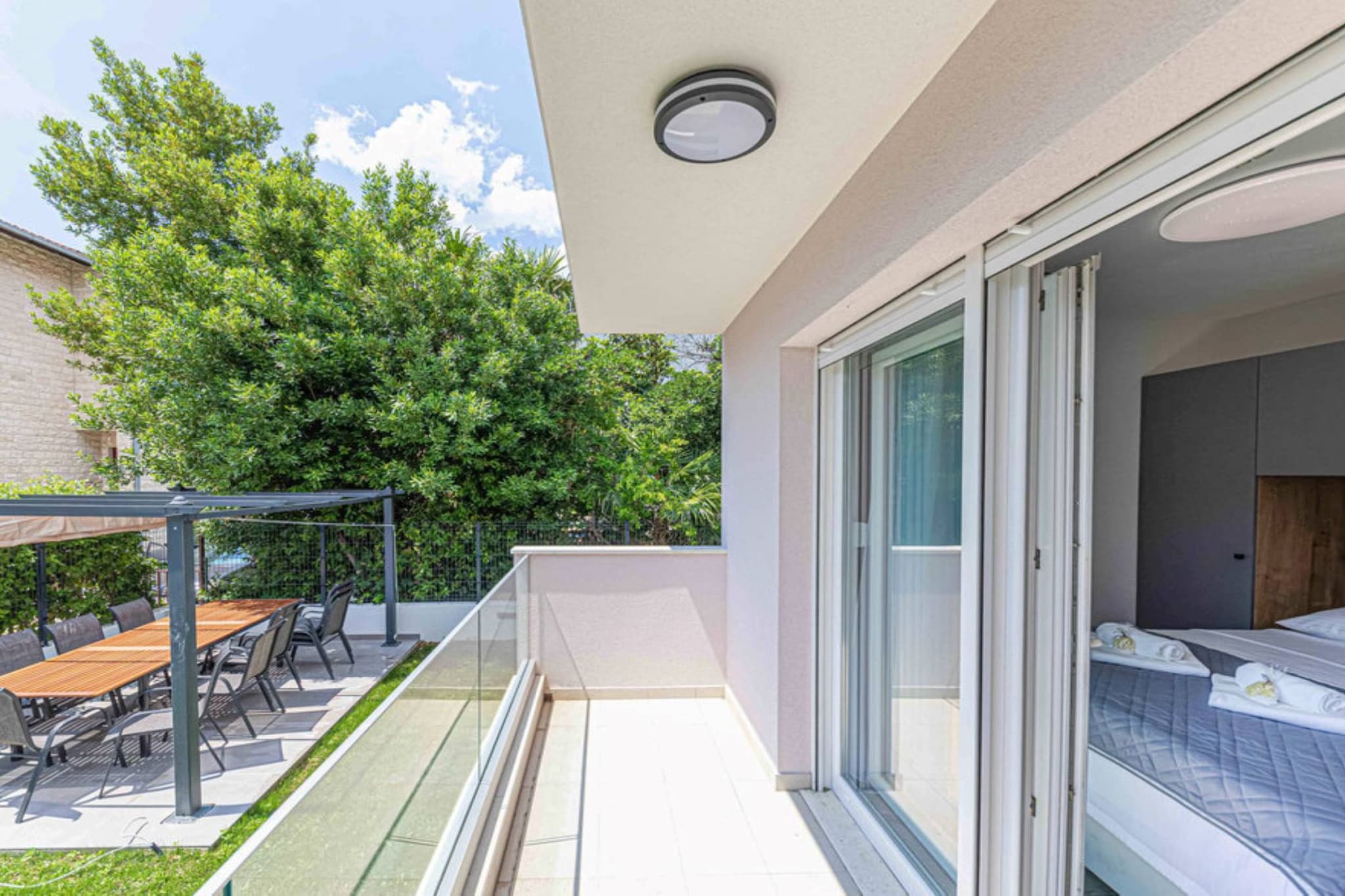 Expansive Retreat with Private Pool & BBQ, Near the Beach - Six Bedroom Villa-Balcon-terrasse