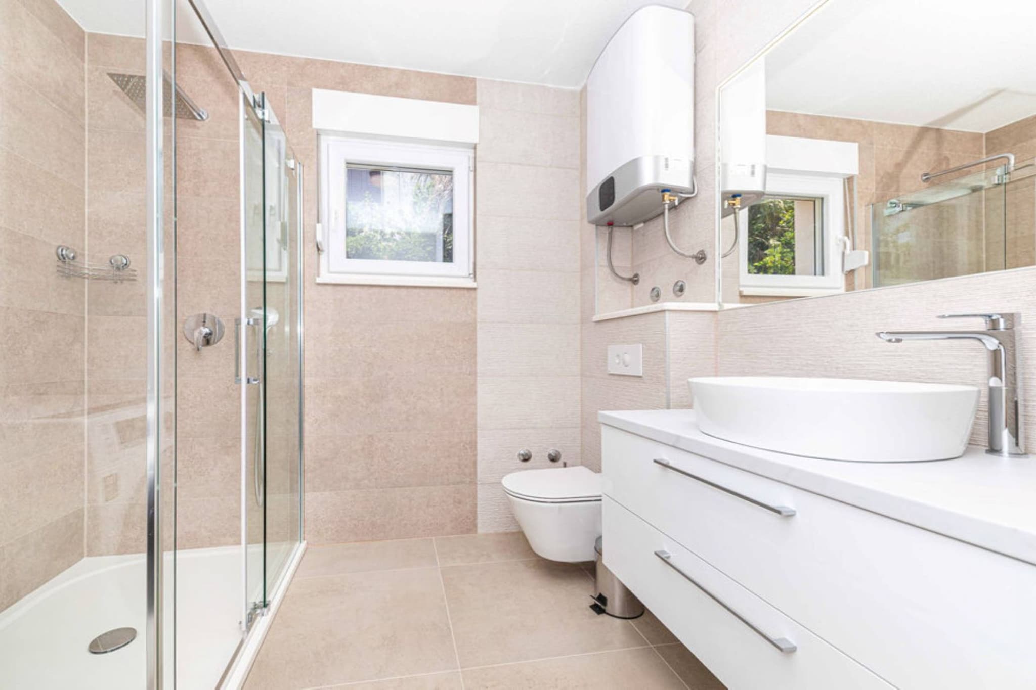 Expansive Retreat with Private Pool & BBQ, Near the Beach - Six Bedroom Villa-Salle de bain