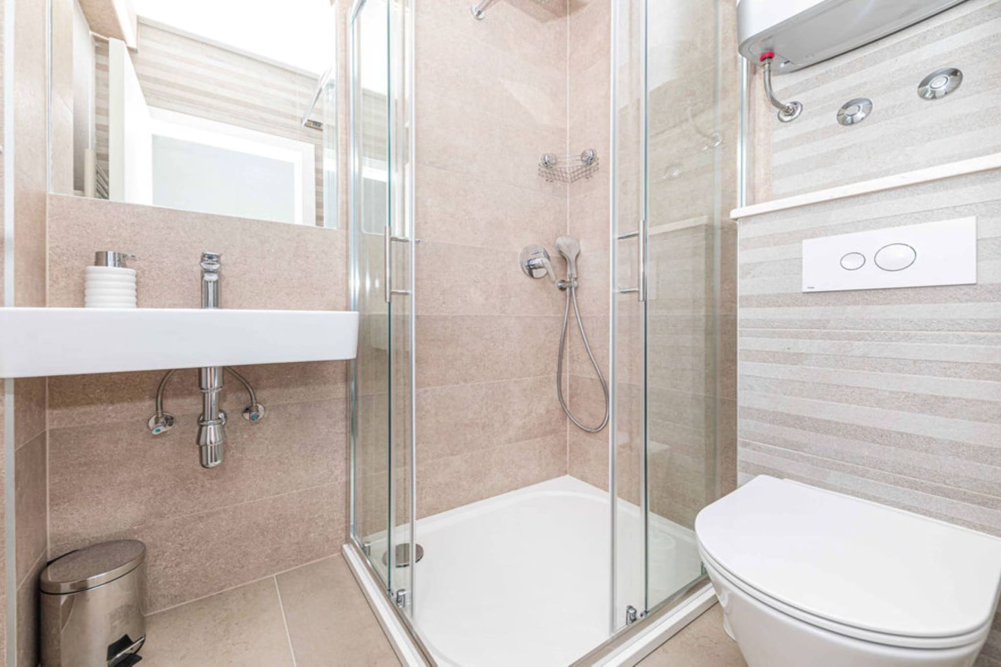 Expansive Retreat with Private Pool & BBQ, Near the Beach - Six Bedroom Villa-Salle de bain