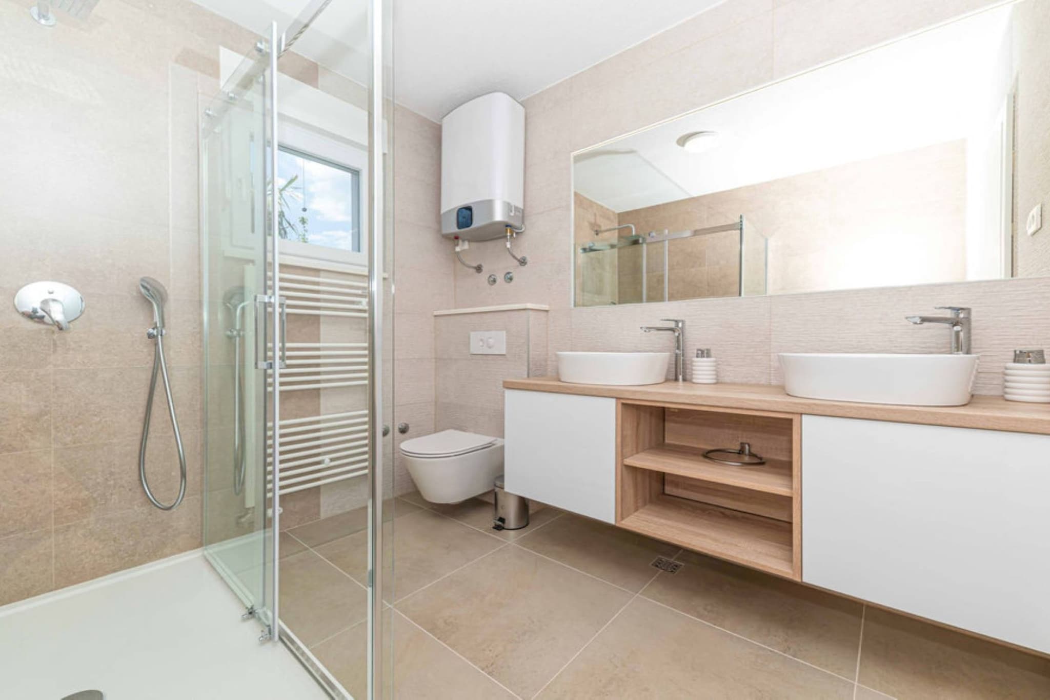 Expansive Retreat with Private Pool & BBQ, Near the Beach - Six Bedroom Villa-Salle de bain