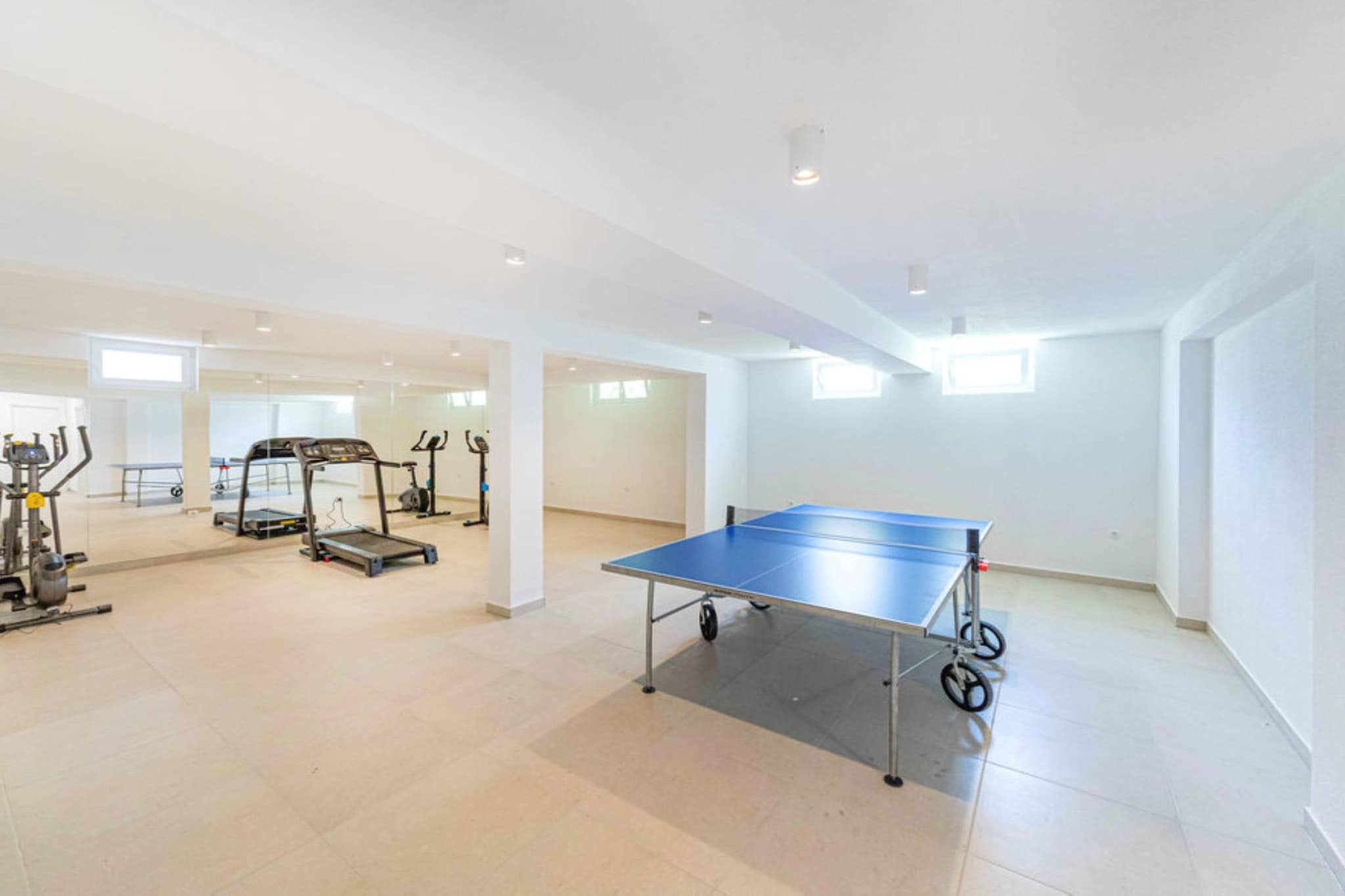 Expansive Retreat with Private Pool & BBQ, Near the Beach - Six Bedroom Villa-Salle de sport