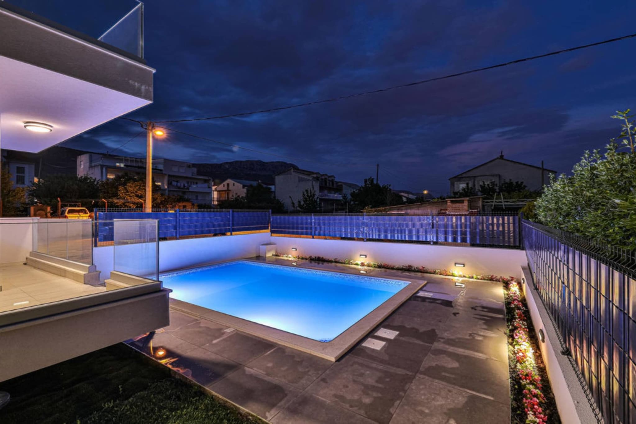 Expansive Retreat with Private Pool & BBQ, Near the Beach - Six Bedroom Villa-Piscine