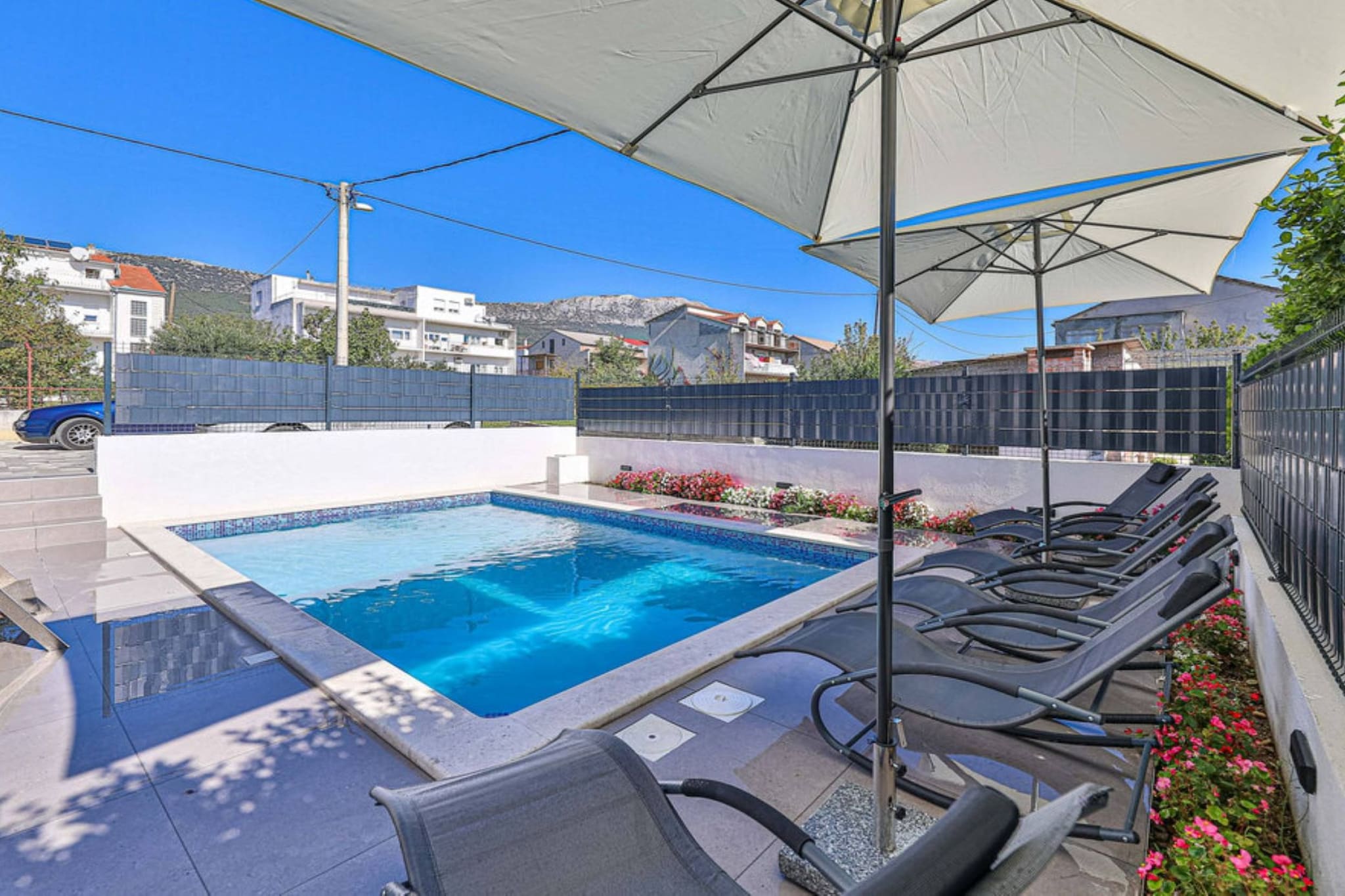 Expansive Retreat with Private Pool & BBQ, Near the Beach - Six Bedroom Villa-Piscine