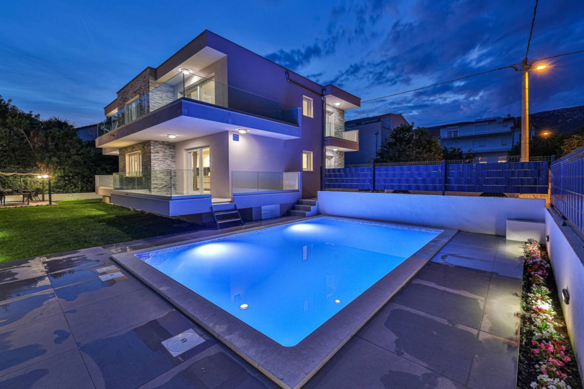 Expansive Retreat with Private Pool & BBQ, Near the Beach - Six Bedroom Villa-Piscine