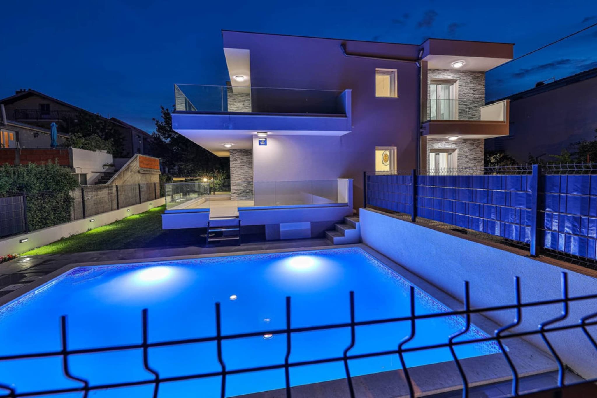 Expansive Retreat with Private Pool & BBQ, Near the Beach - Six Bedroom Villa-Piscine