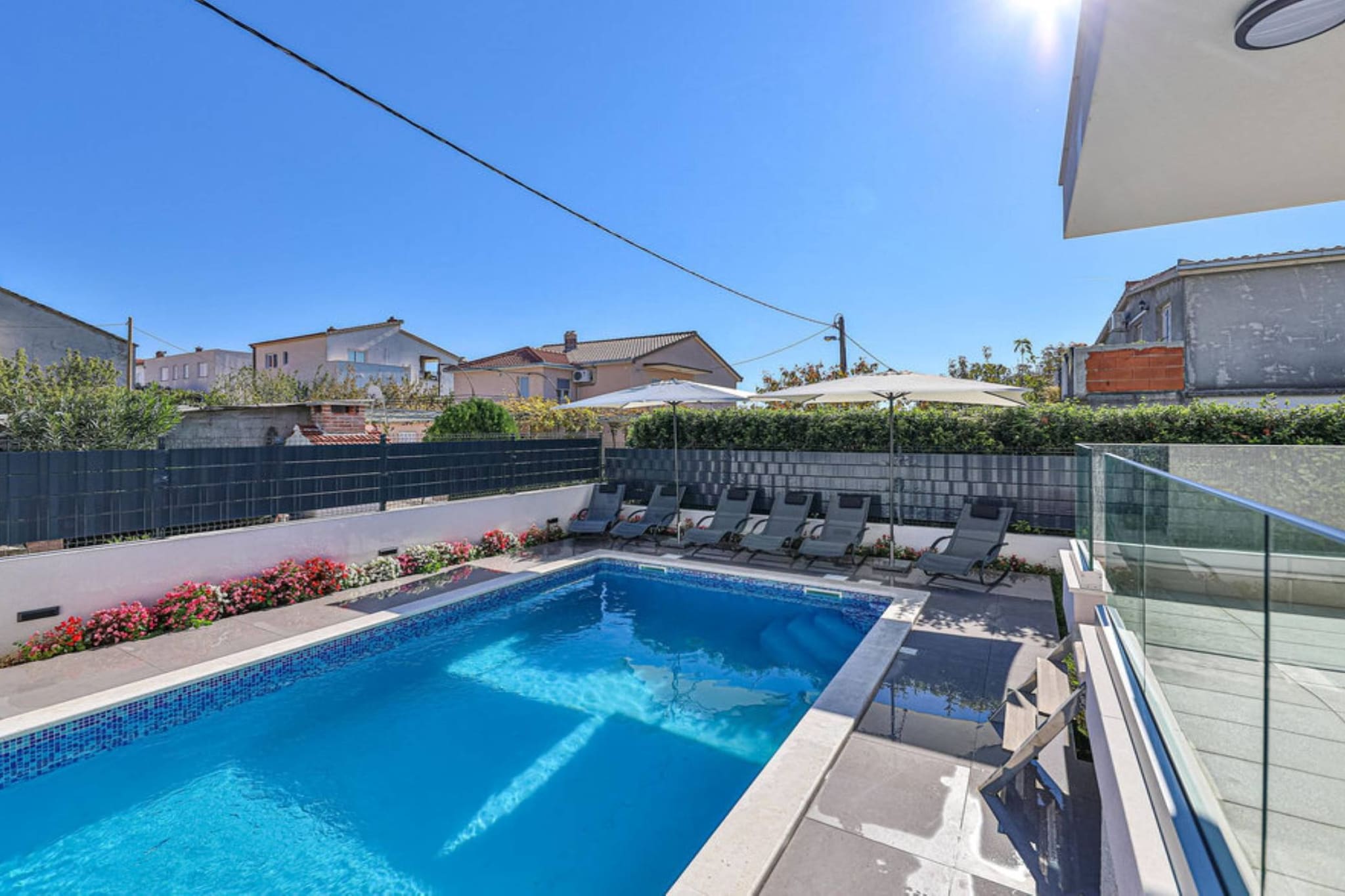 Expansive Retreat with Private Pool & BBQ, Near the Beach - Six Bedroom Villa-Piscine