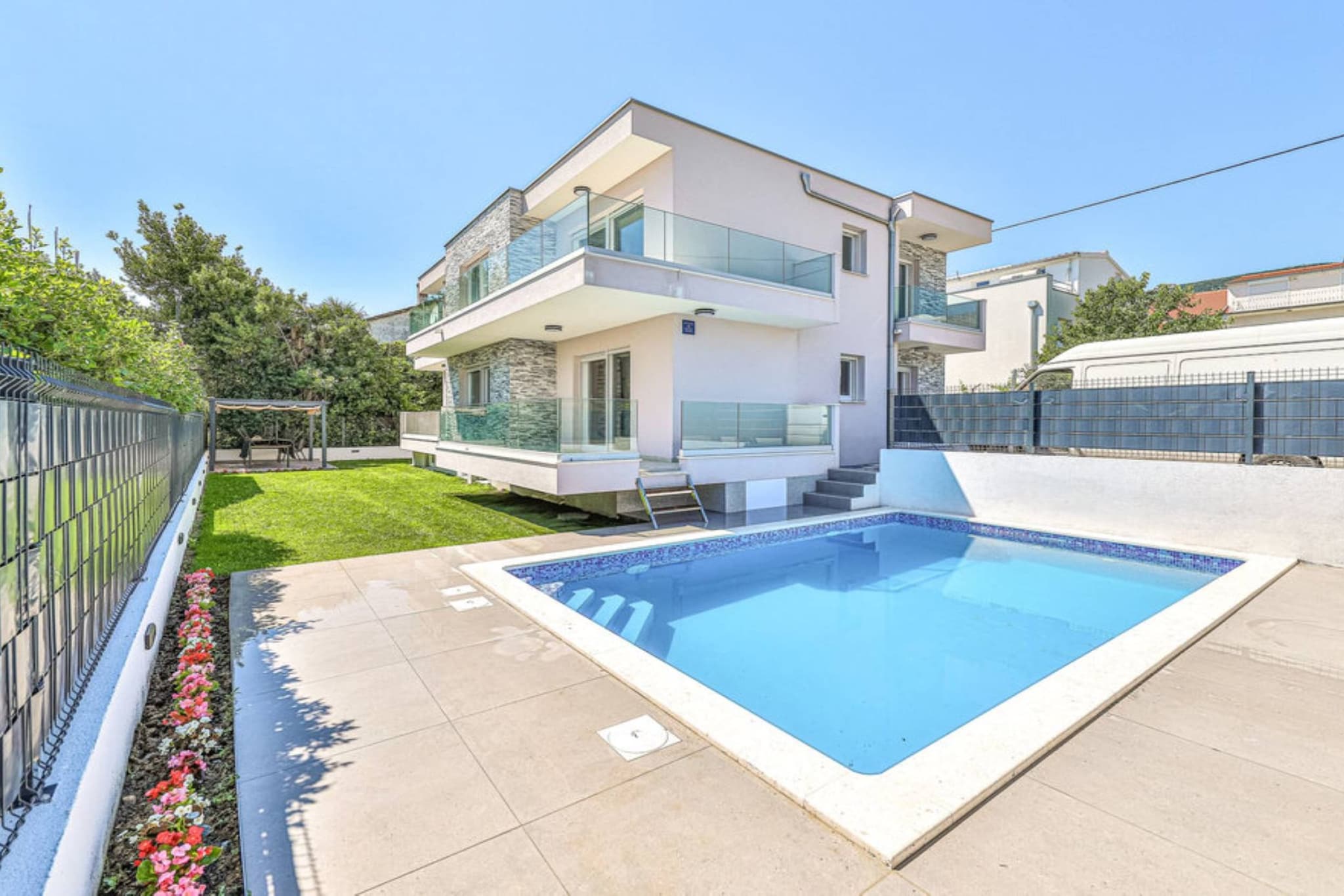 Expansive Retreat with Private Pool & BBQ, Near the Beach - Six Bedroom Villa-Piscine