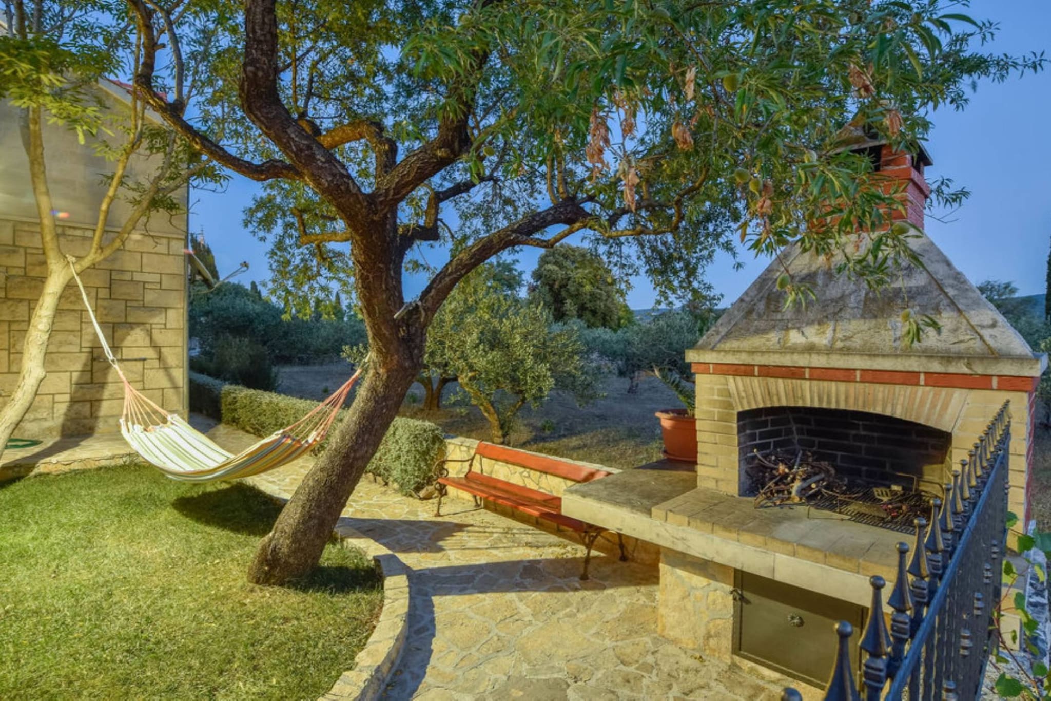 Peaceful Island Haven with Pool, BBQ & Games Area - Four Bedroom Holiday Home-Außenbereich