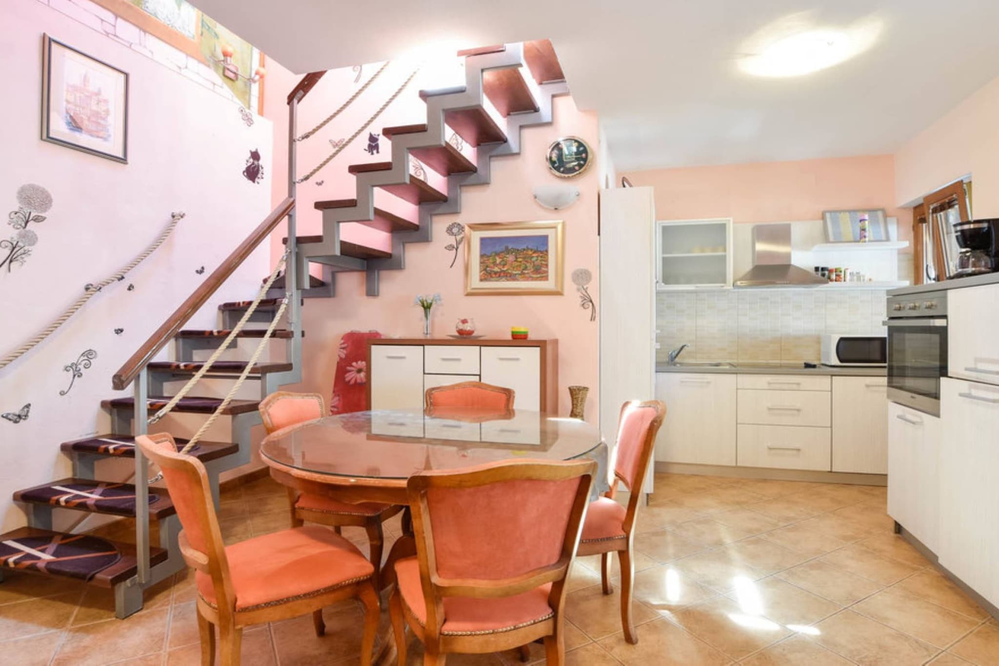 Peaceful Island Haven with Pool, BBQ & Games Area - Four Bedroom Holiday Home-Esszimmer