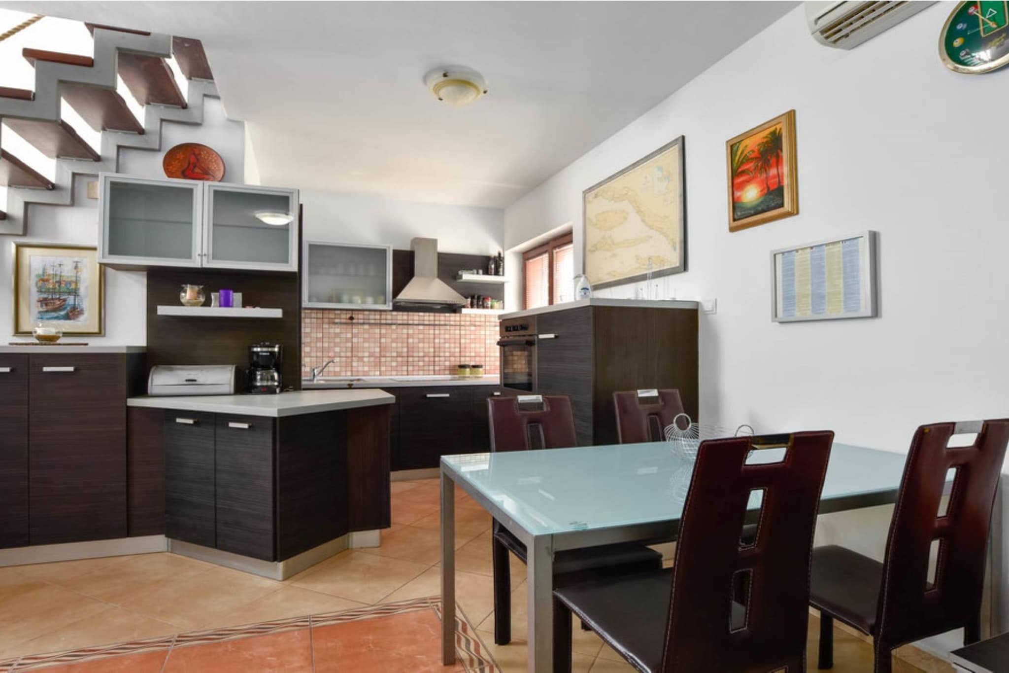 Peaceful Island Haven with Pool, BBQ & Games Area - Four Bedroom Holiday Home-Küche