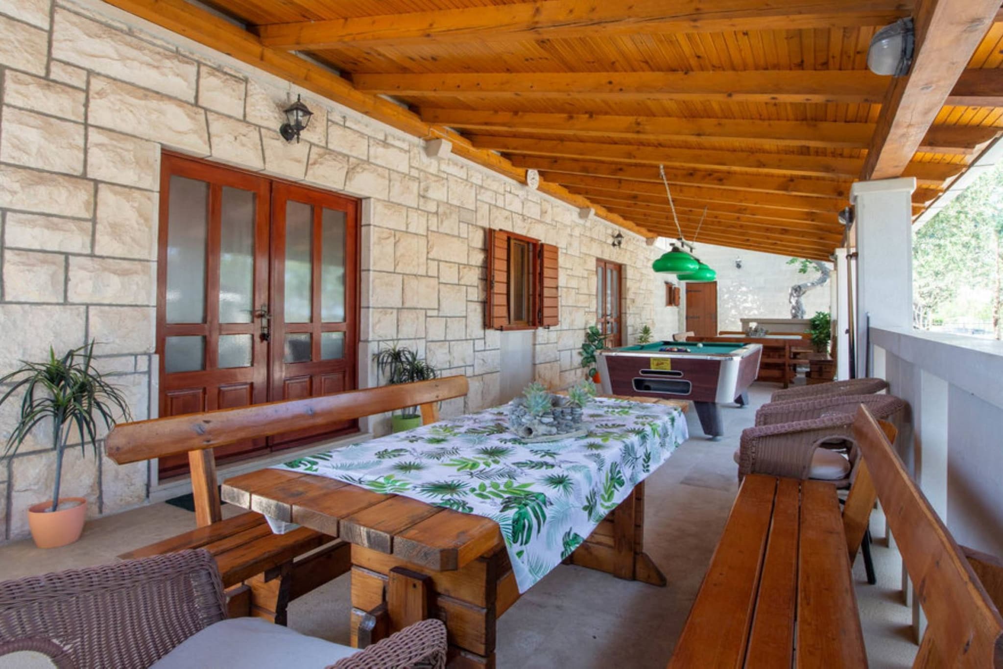 Peaceful Island Haven with Pool, BBQ & Games Area - Four Bedroom Holiday Home-Innen