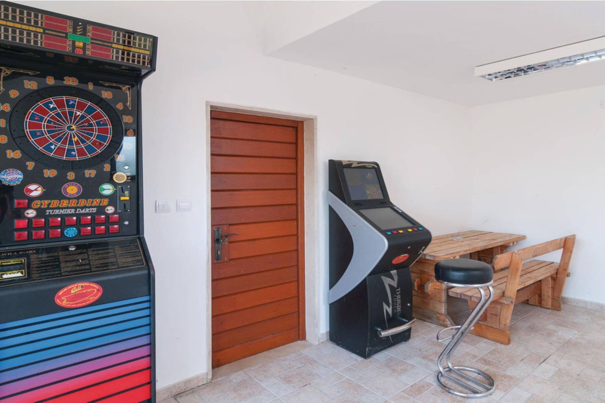 Peaceful Island Haven with Pool, BBQ & Games Area - Four Bedroom Holiday Home-Innen