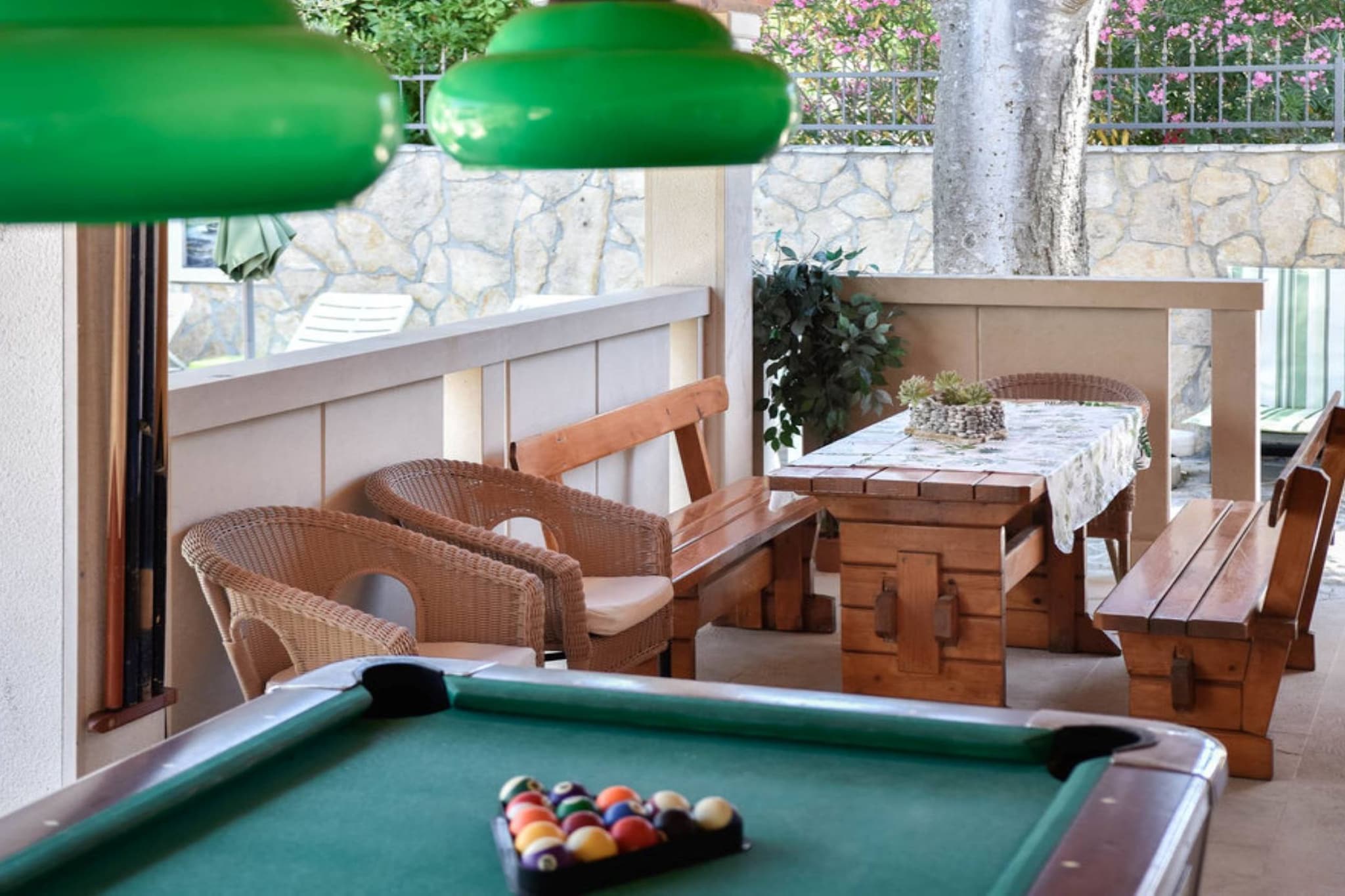 Peaceful Island Haven with Pool, BBQ & Games Area - Four Bedroom Holiday Home-Innen