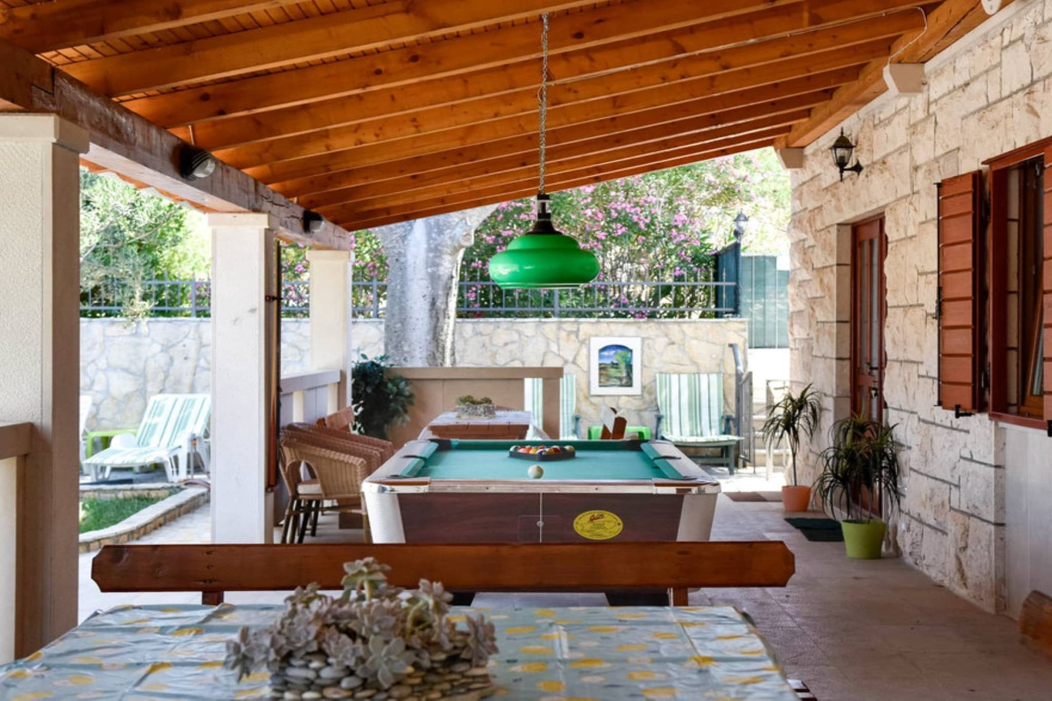 Peaceful Island Haven with Pool, BBQ & Games Area - Four Bedroom Holiday Home-Innen