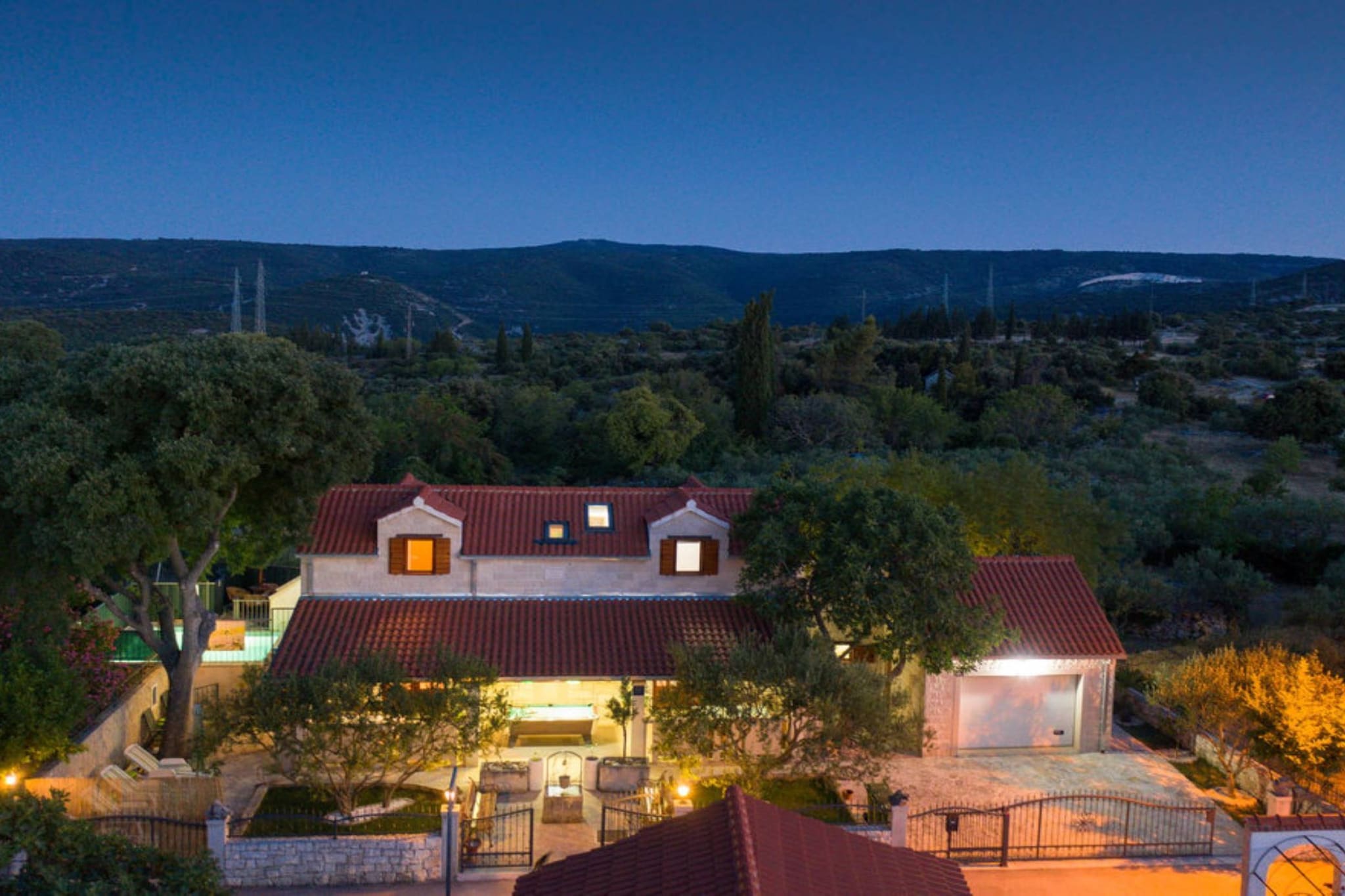 Peaceful Island Haven with Pool, BBQ & Games Area - Four Bedroom Holiday Home-Aussicht